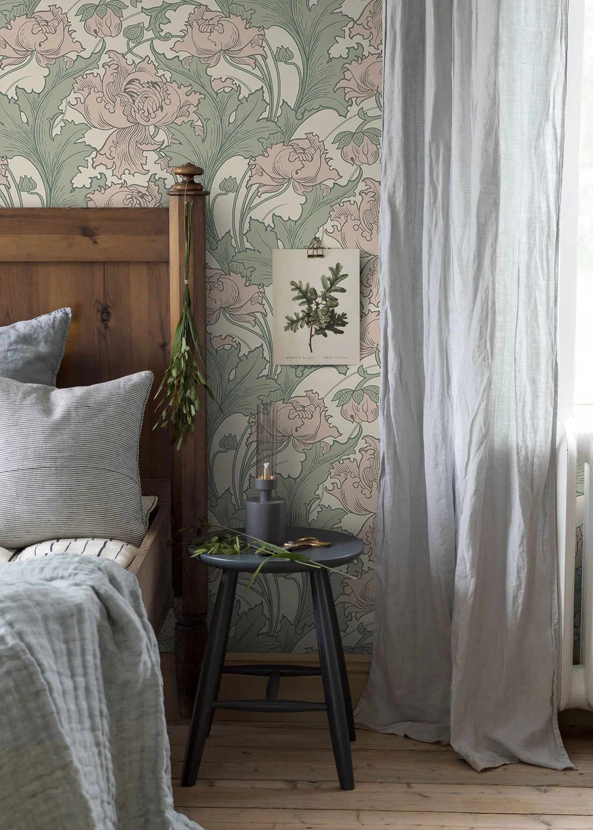 Vliesbehang met plantaal patroon SIRI pastelroze met beige en groen