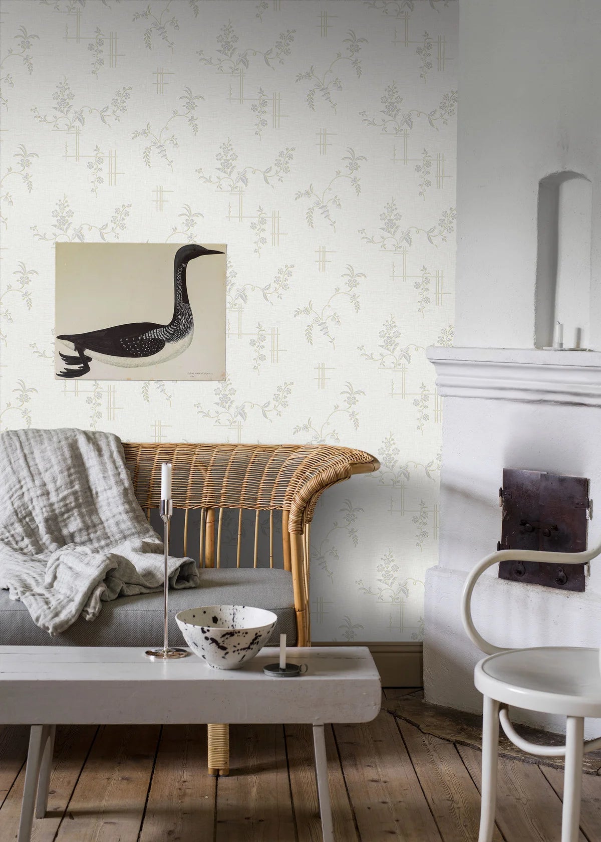 Vlies-Tapete mit pflanzlichem Muster ULRICEHAMN gebrochenes Weiß mit Silber