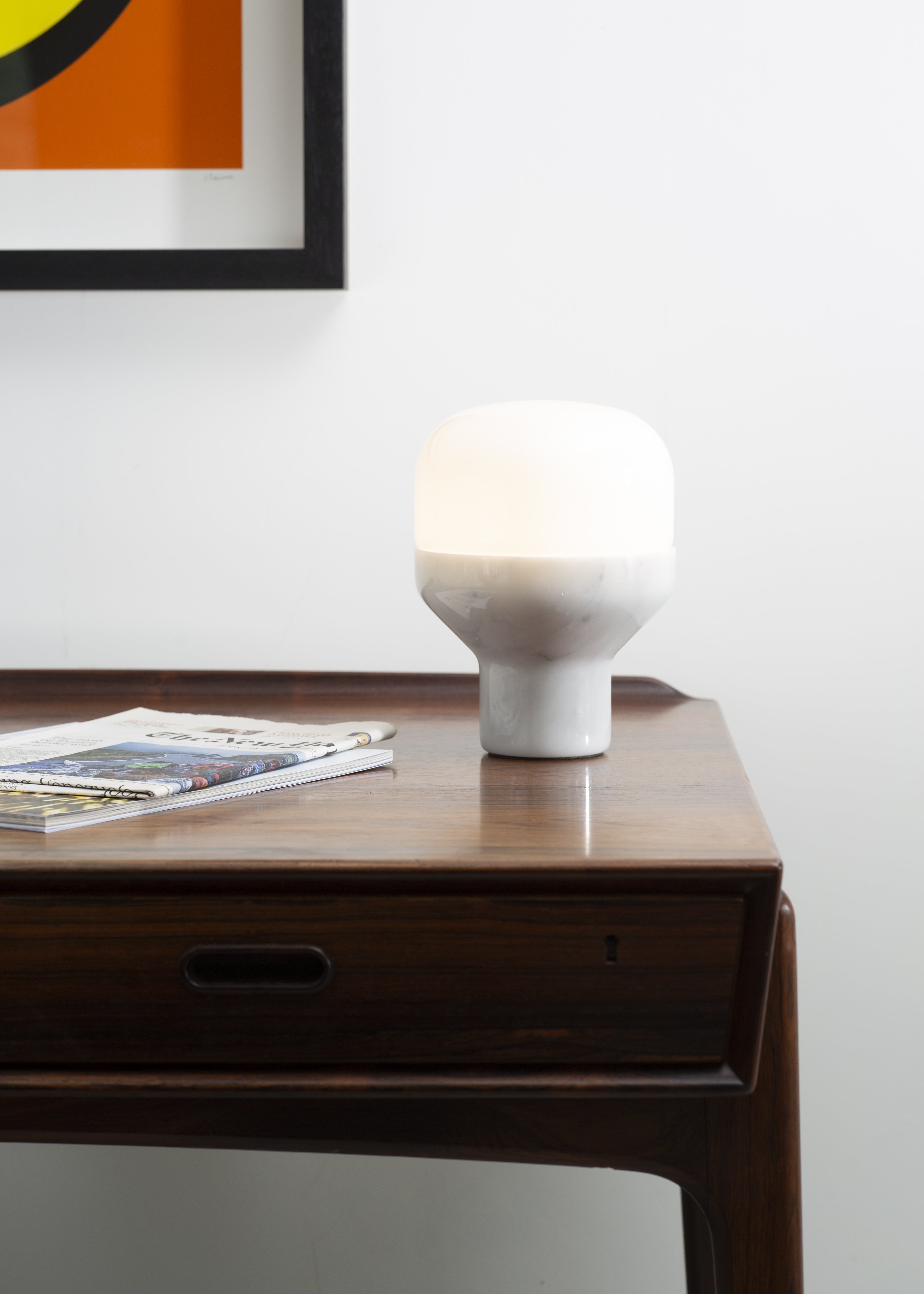 Tafellamp DELUX met opaalglas en een zwarte voet