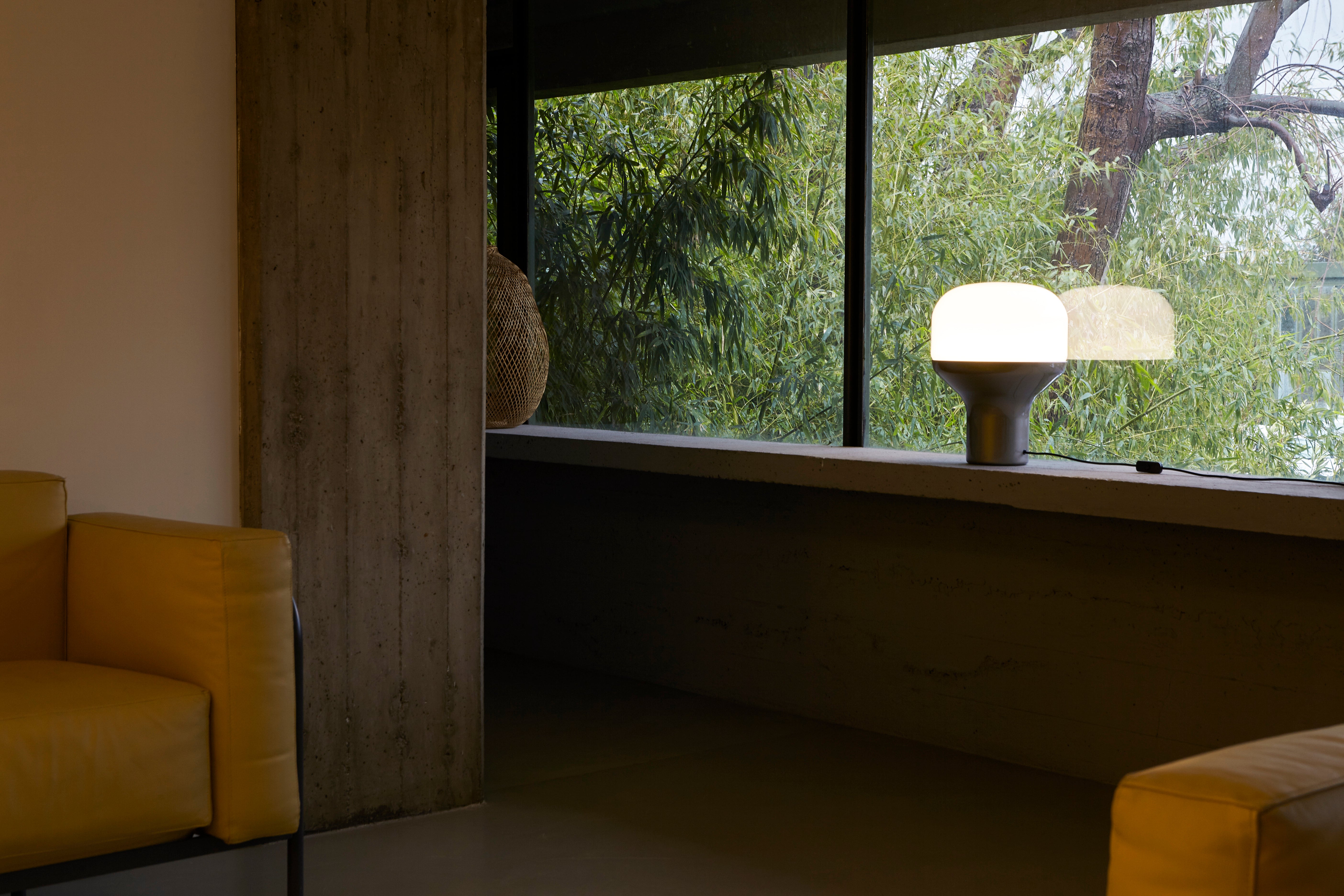 Tafellamp DELUX met opaalglas en een zwarte voet
