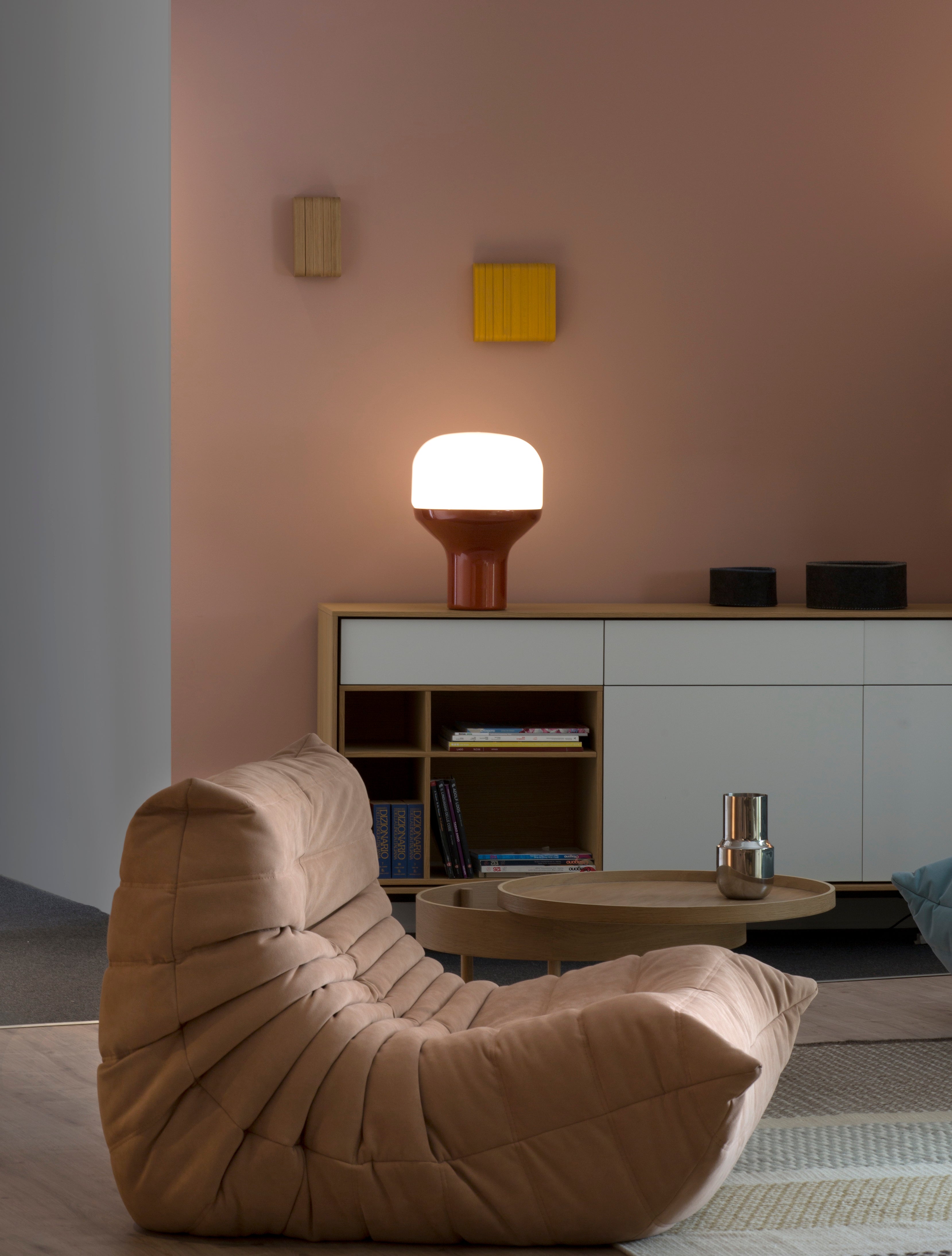 Tafellamp DELUX met opaalglas en een zwarte voet