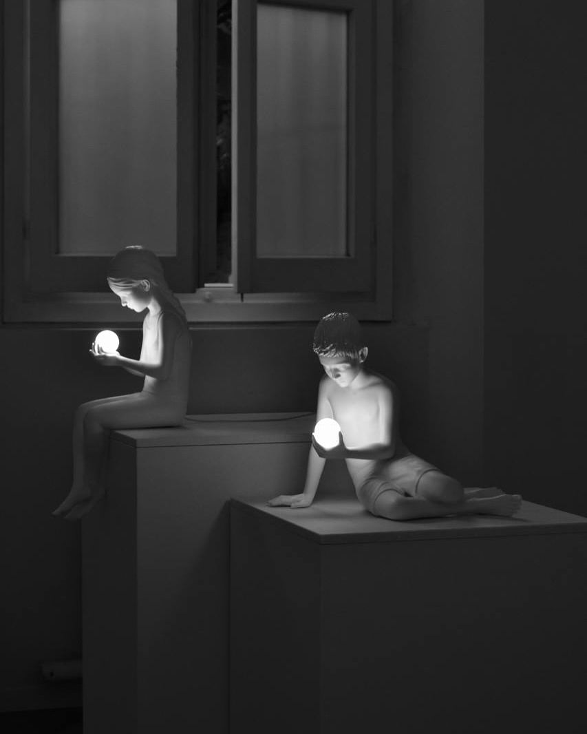 Innere Glühtischlampe - weißer Junge