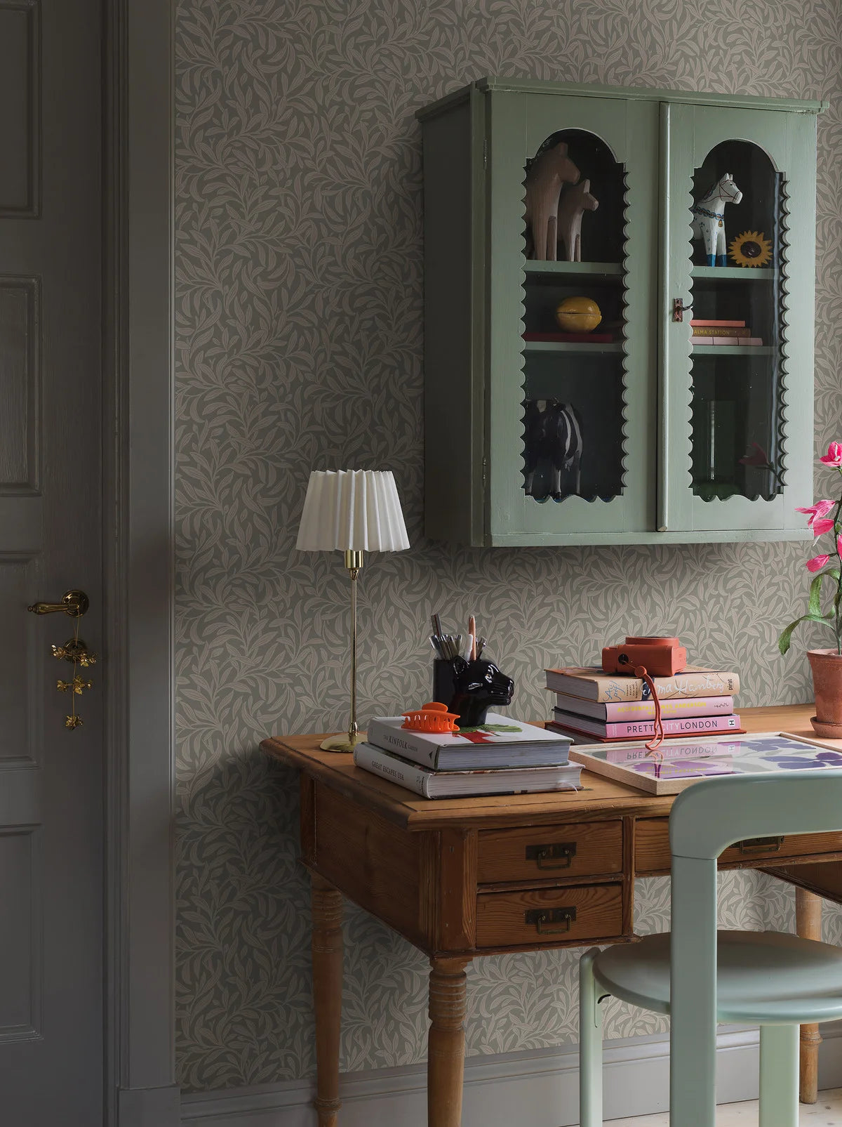 VINTERGRONA Gray Plant Motif Leaf Wallpaper with Beige