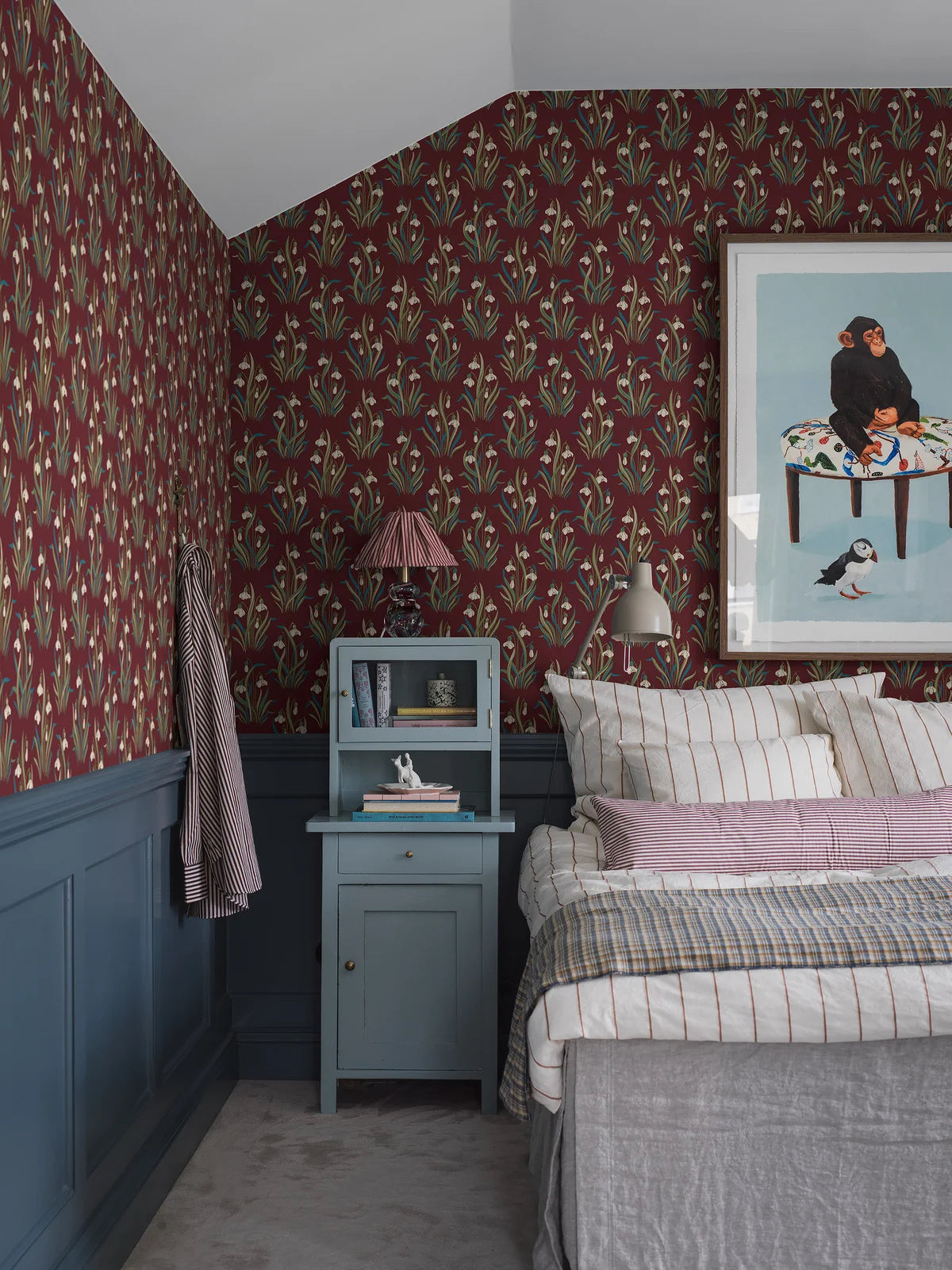 Behang met bloemenmotief SNODROPPE rood met blauw