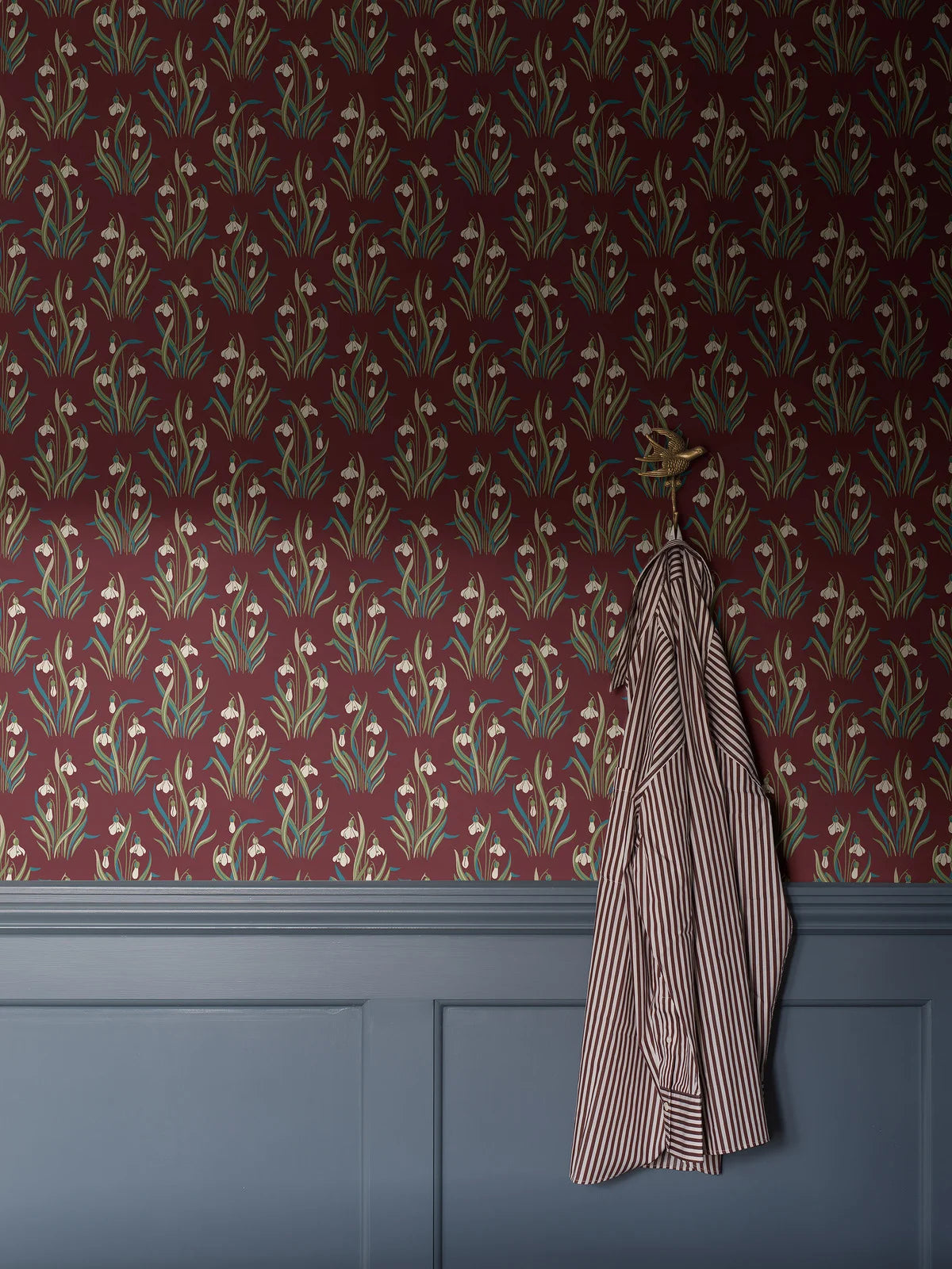 Behang met bloemenmotief SNODROPPE rood met blauw