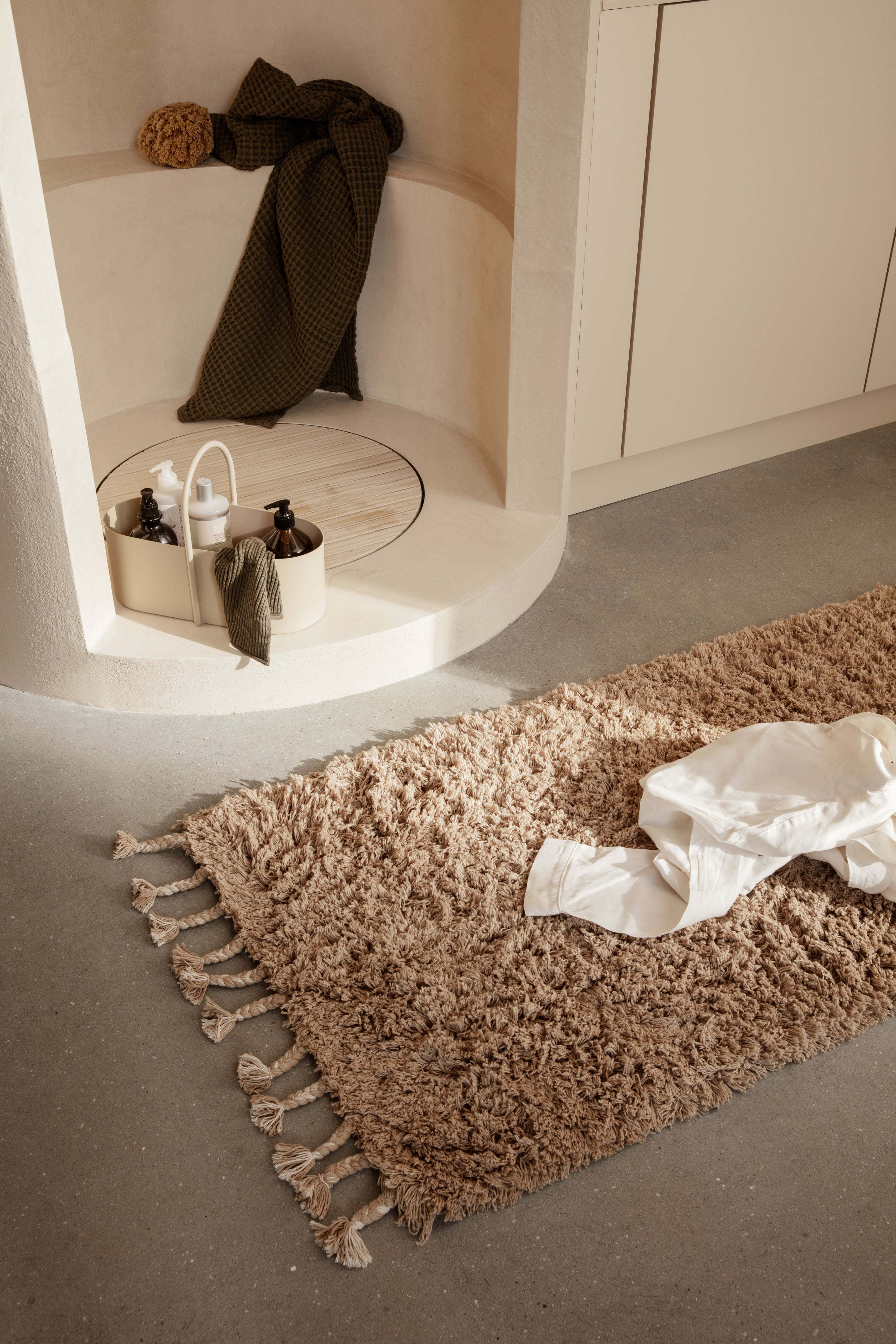 AMASS LONG PILE beige bathroom mat with long pile