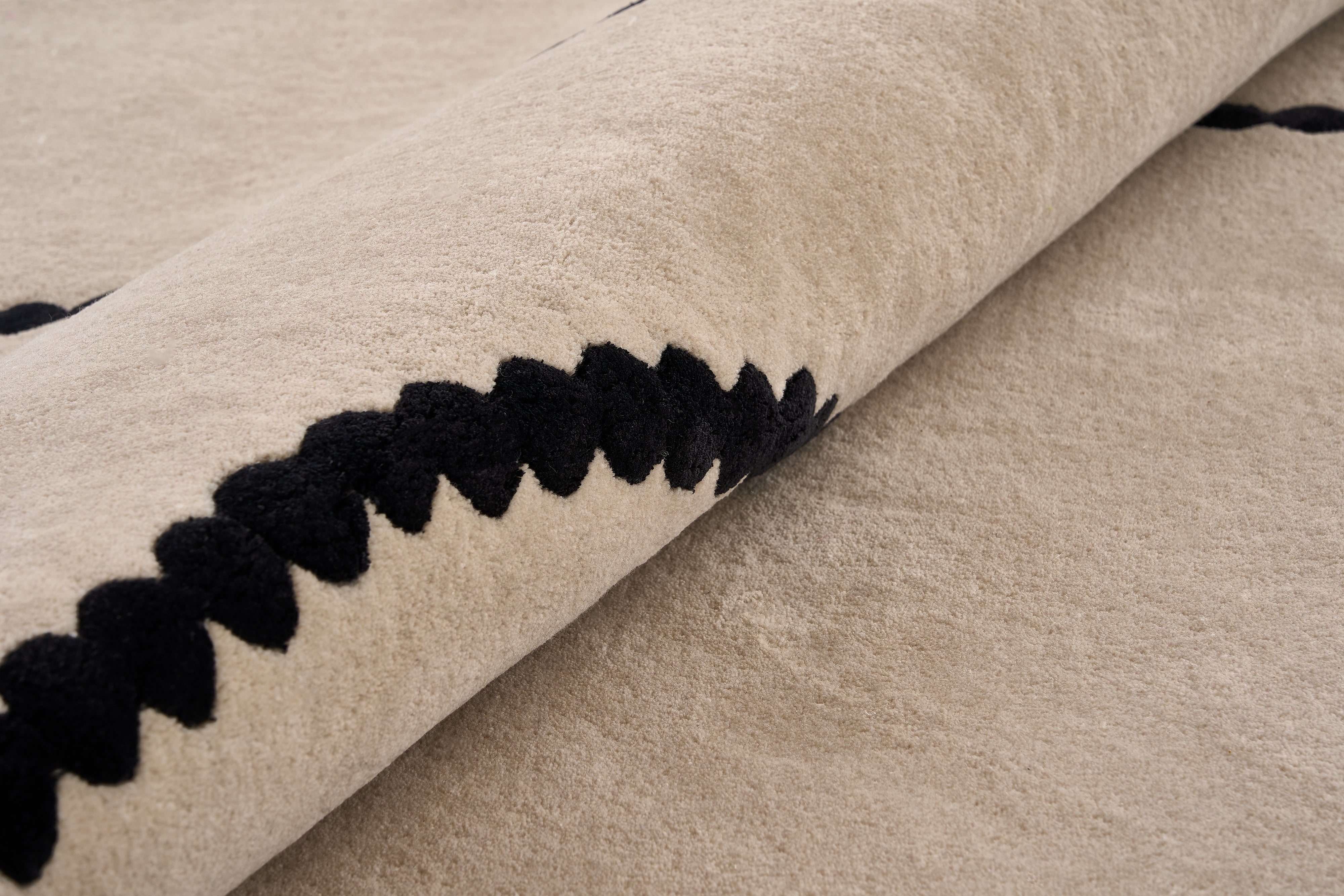 Teppich LUNA beige mit schwarzem Muster