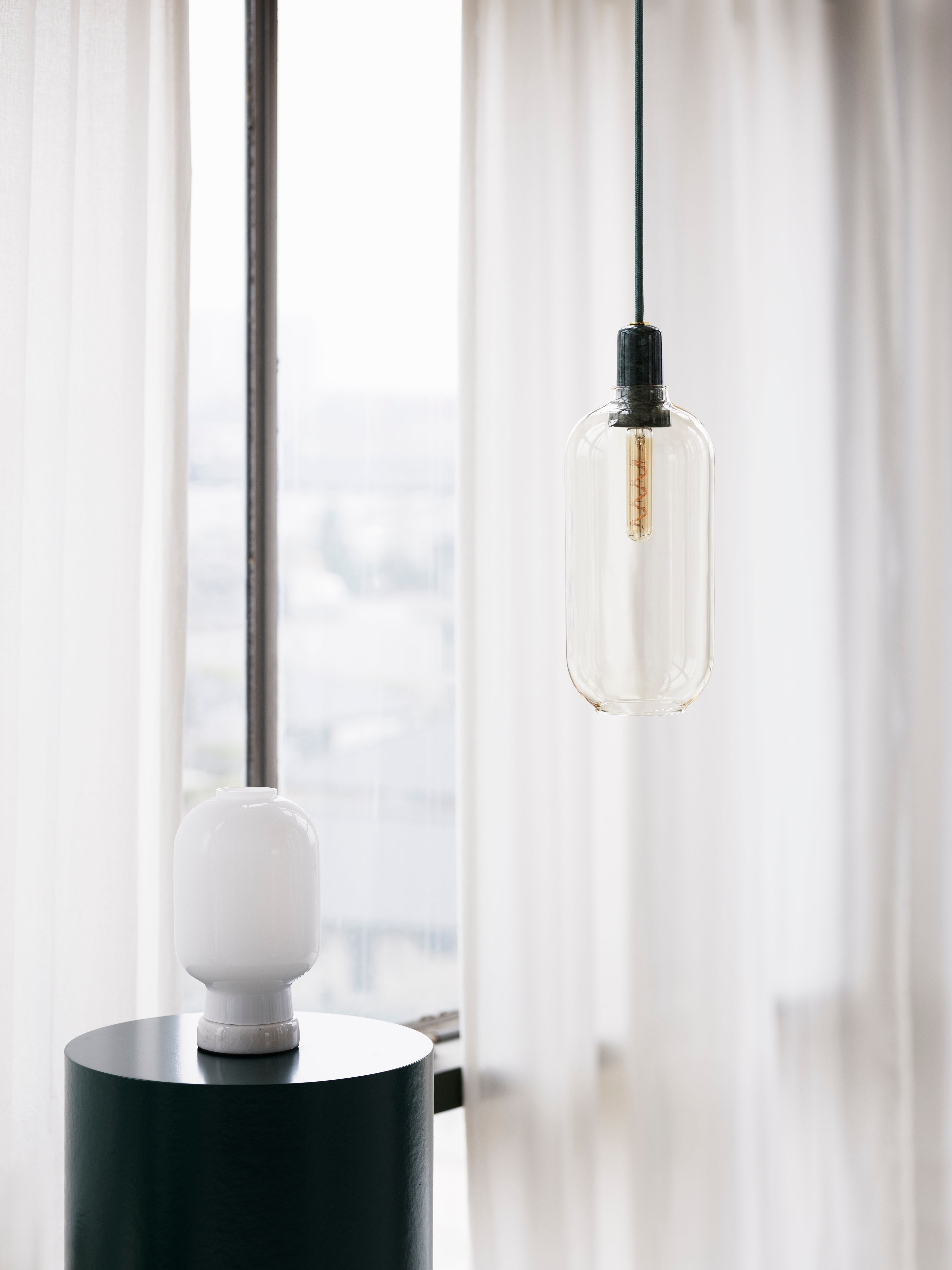 Tafellamp AMP wit glas met witte marmer