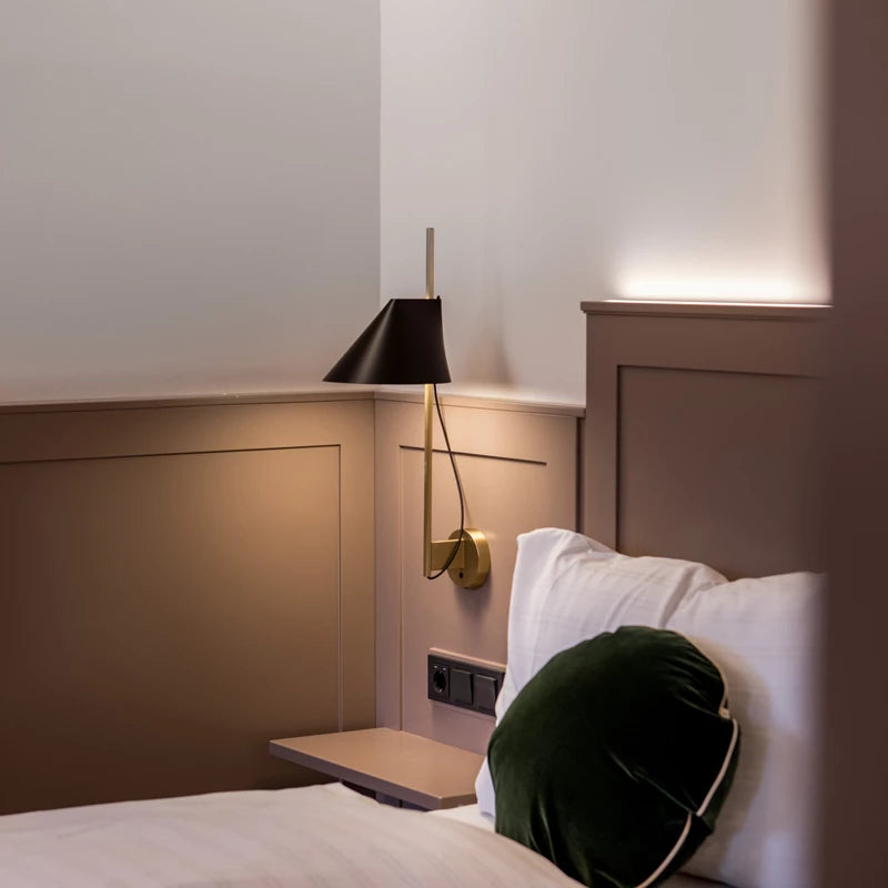 Wandleuchte YUH schwarz mit messingfarbenem Sockel