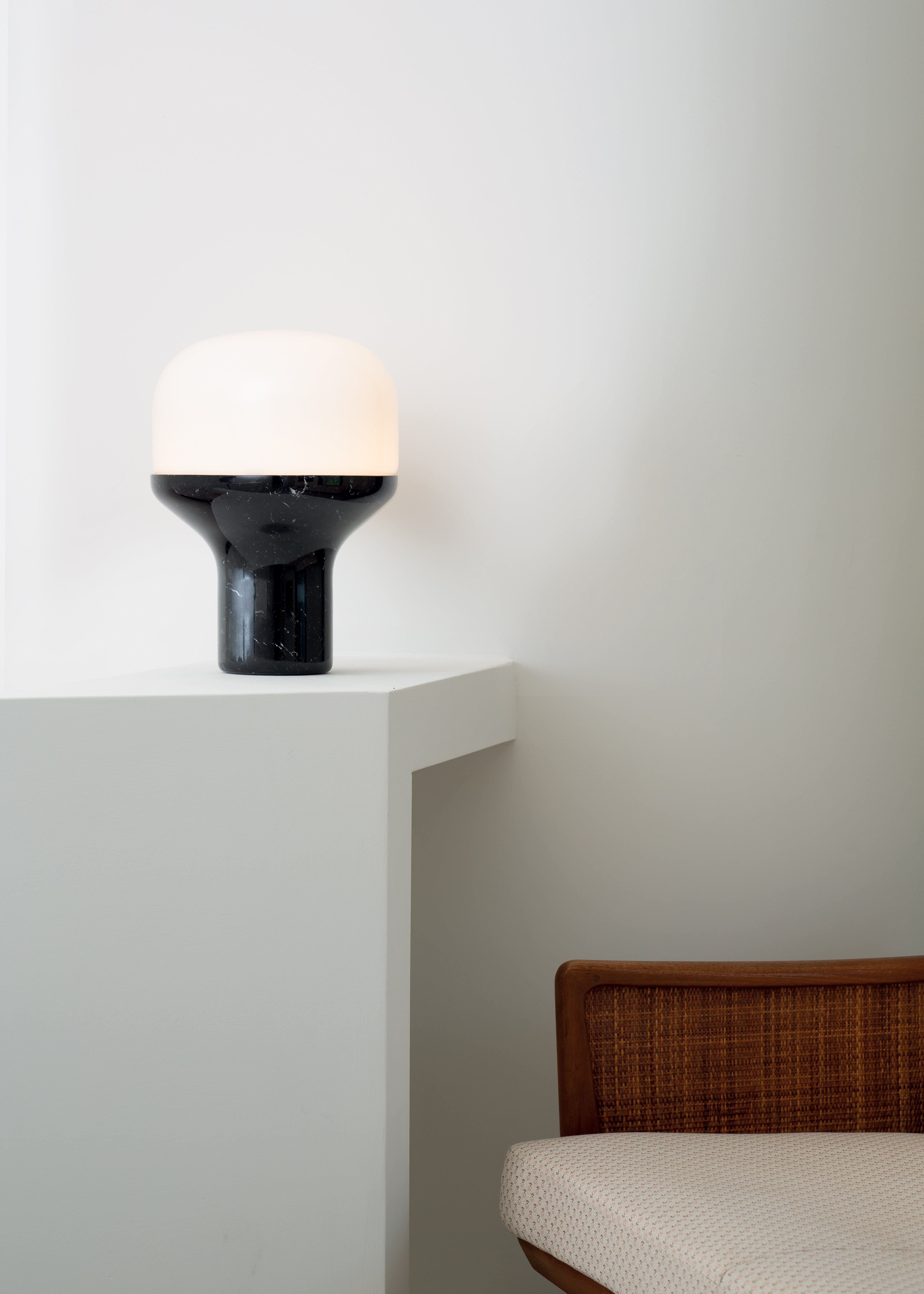 Tafellamp DELUX met opaalglas en een zwarte voet