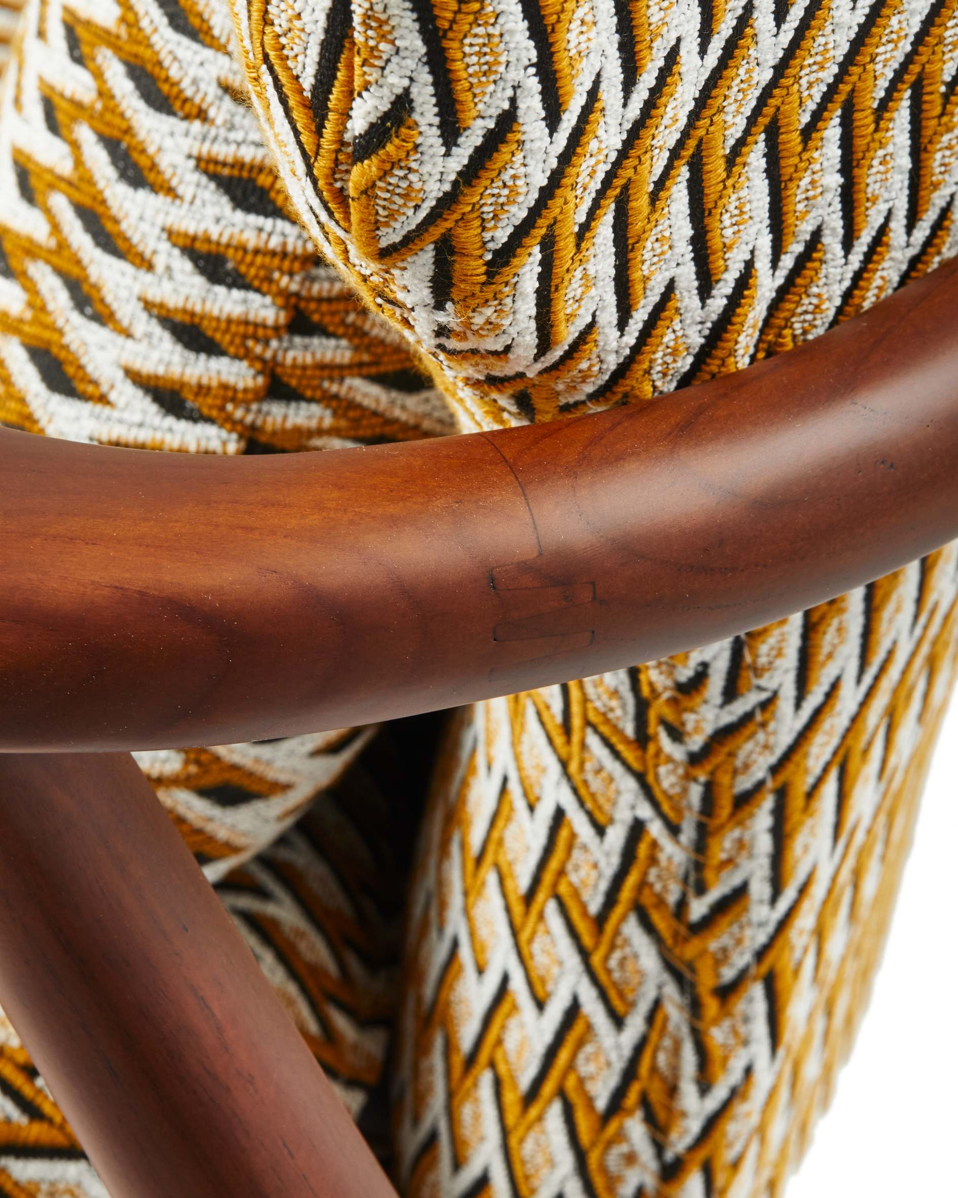 Fauteuil PEGGY in paarse kleur met geometrische patronen en houten basis