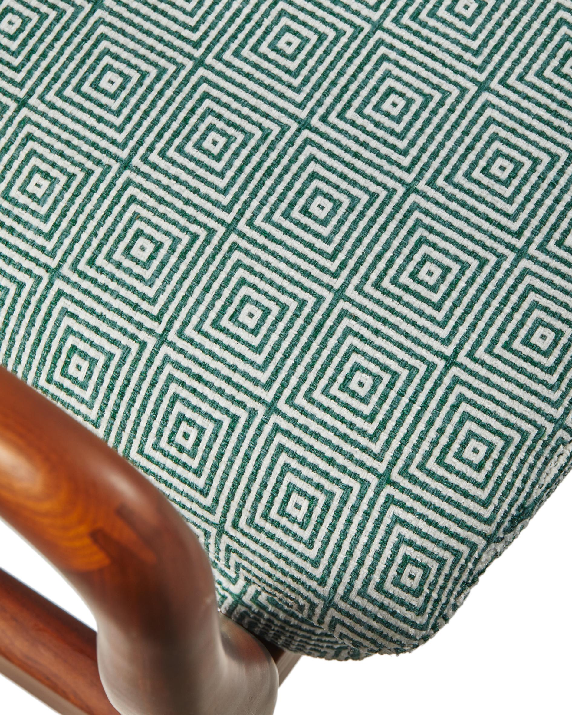 Sessel PEGGY grün mit geometrischen Mustern und Holzuntergestell