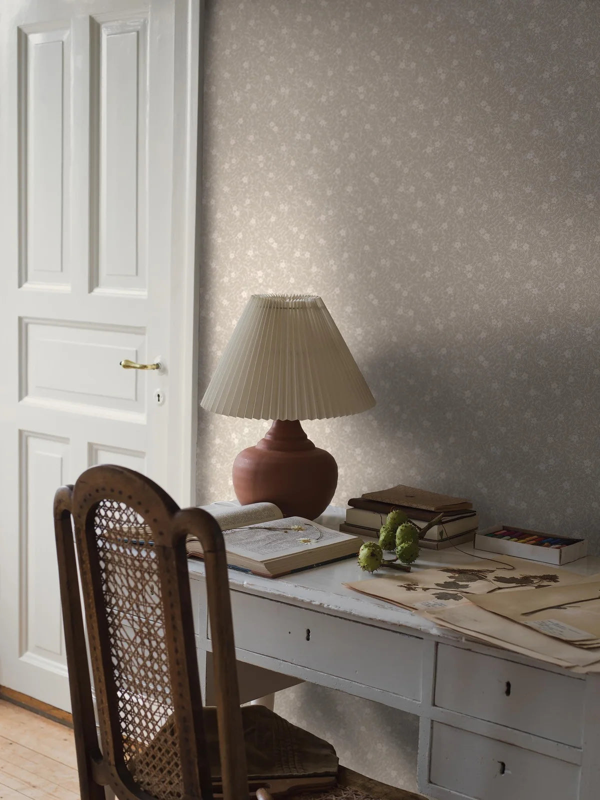 Beige wallpaper with a floral and leaf pattern MYRTEN in white