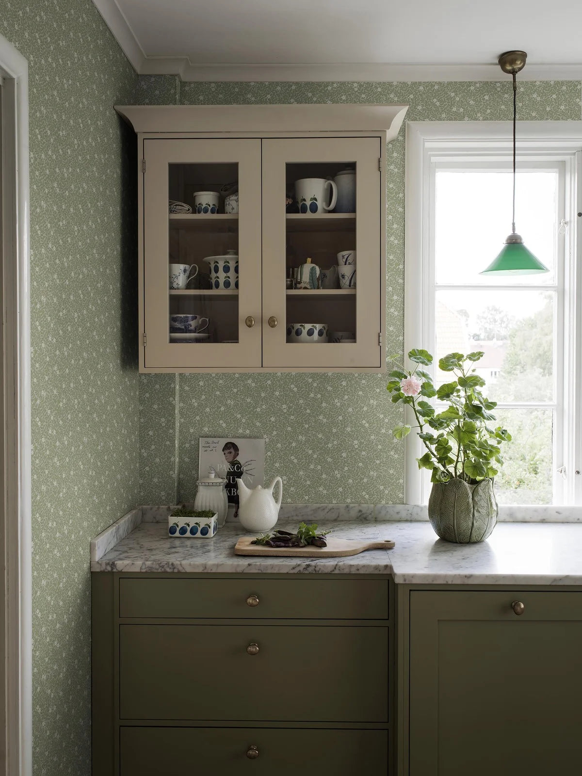 Wallpaper with a floral and leaf pattern MYRTEN light green with white