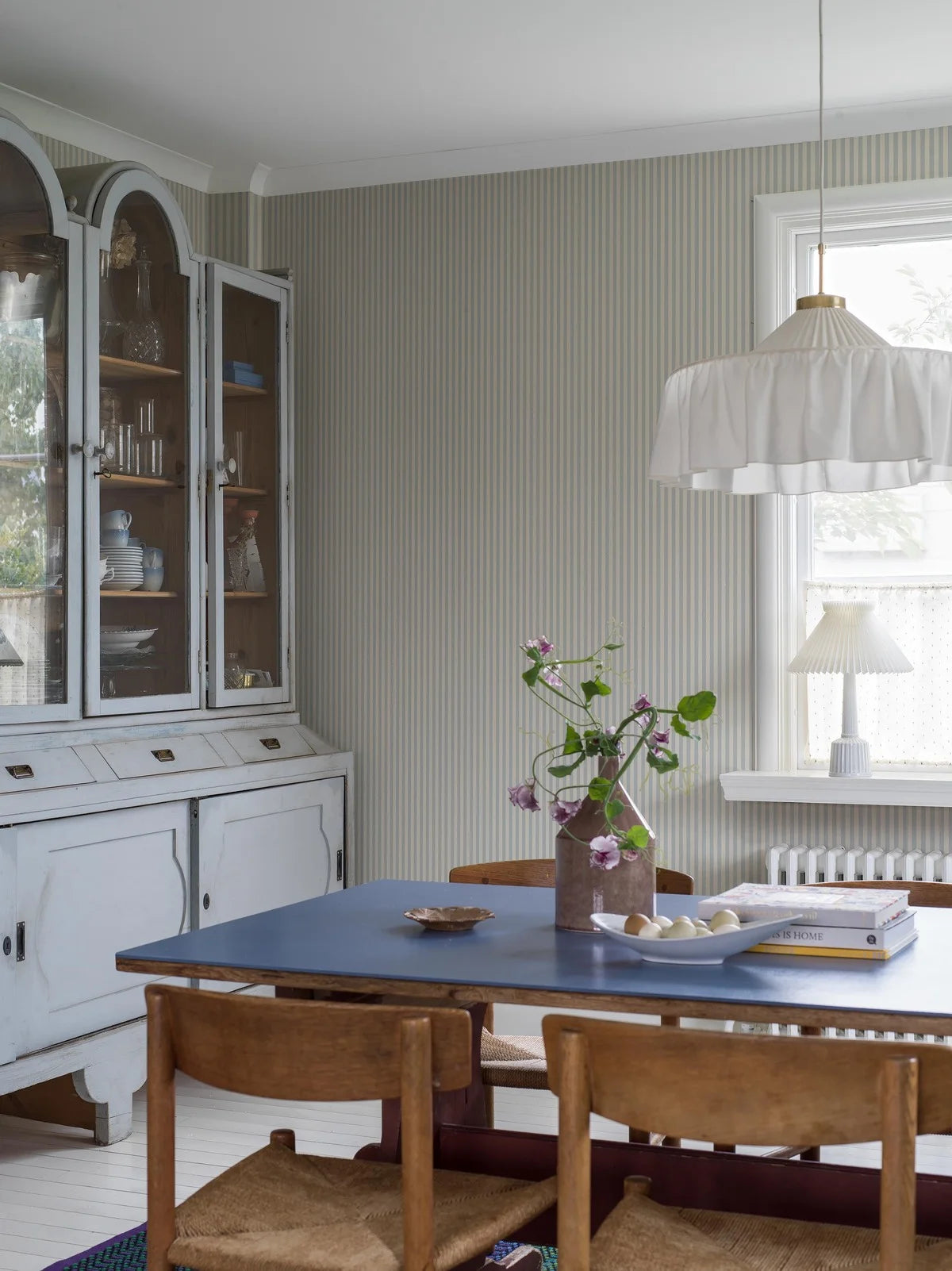 Gestreepte behang MÖLLE STRIPE blauw met beige