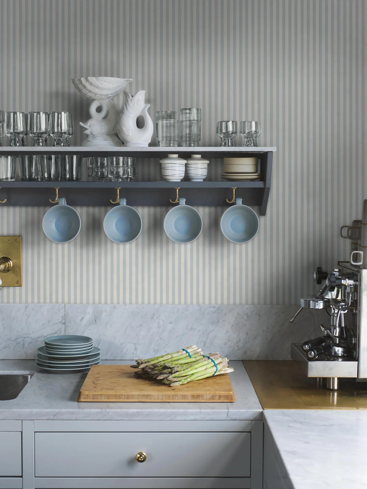 Gestreepte behang MÖLLE STRIPE blauw met beige