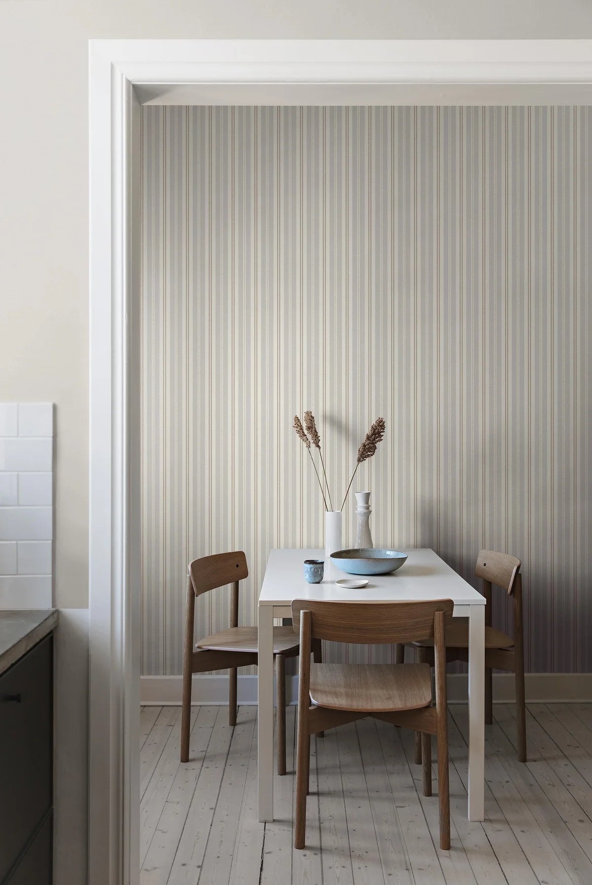 Gestreepte behang HEDDA beige met bruin