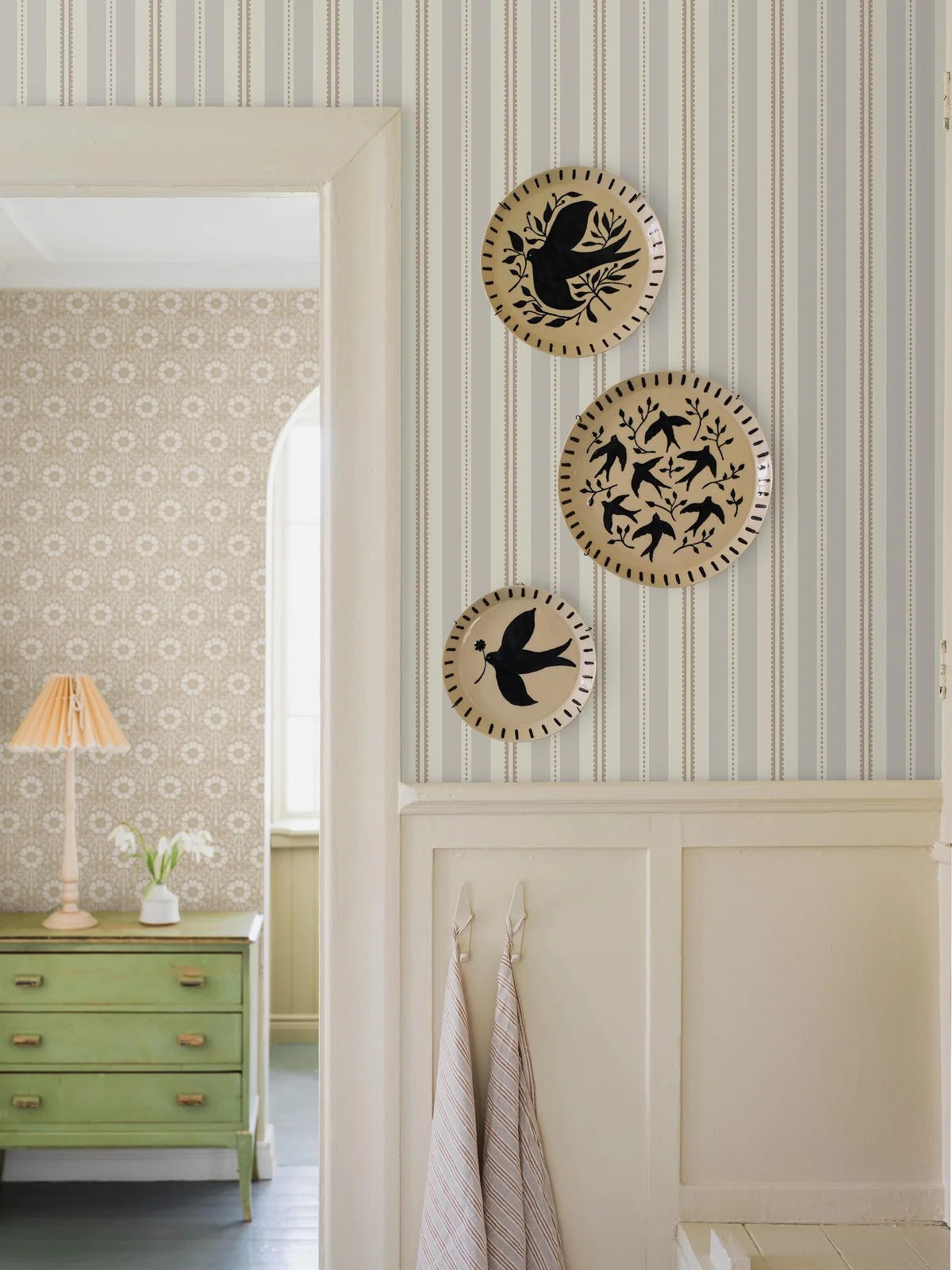 Gestreepte behang HEDDA beige met bruin