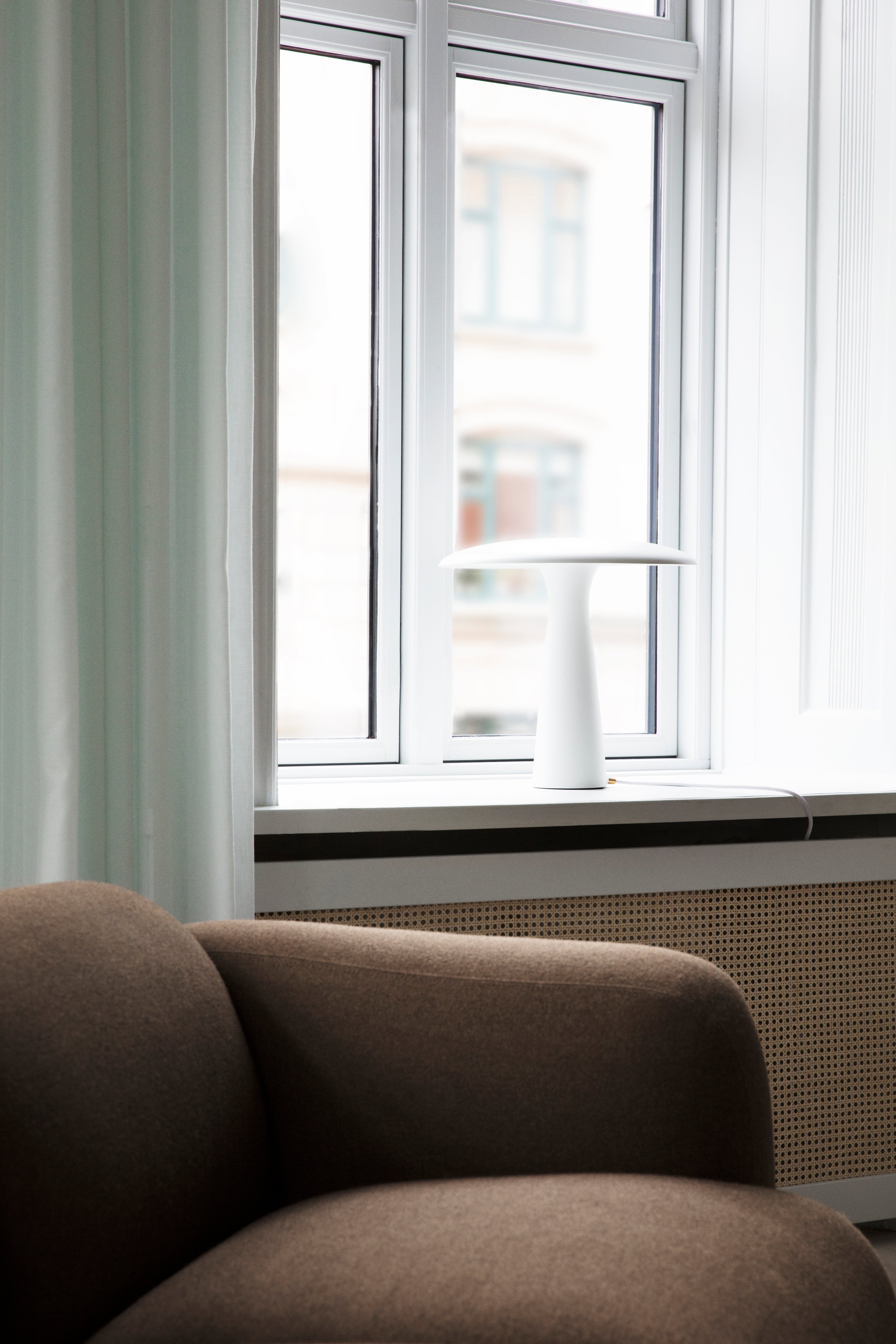 SHELTER Tischleuchte weiß