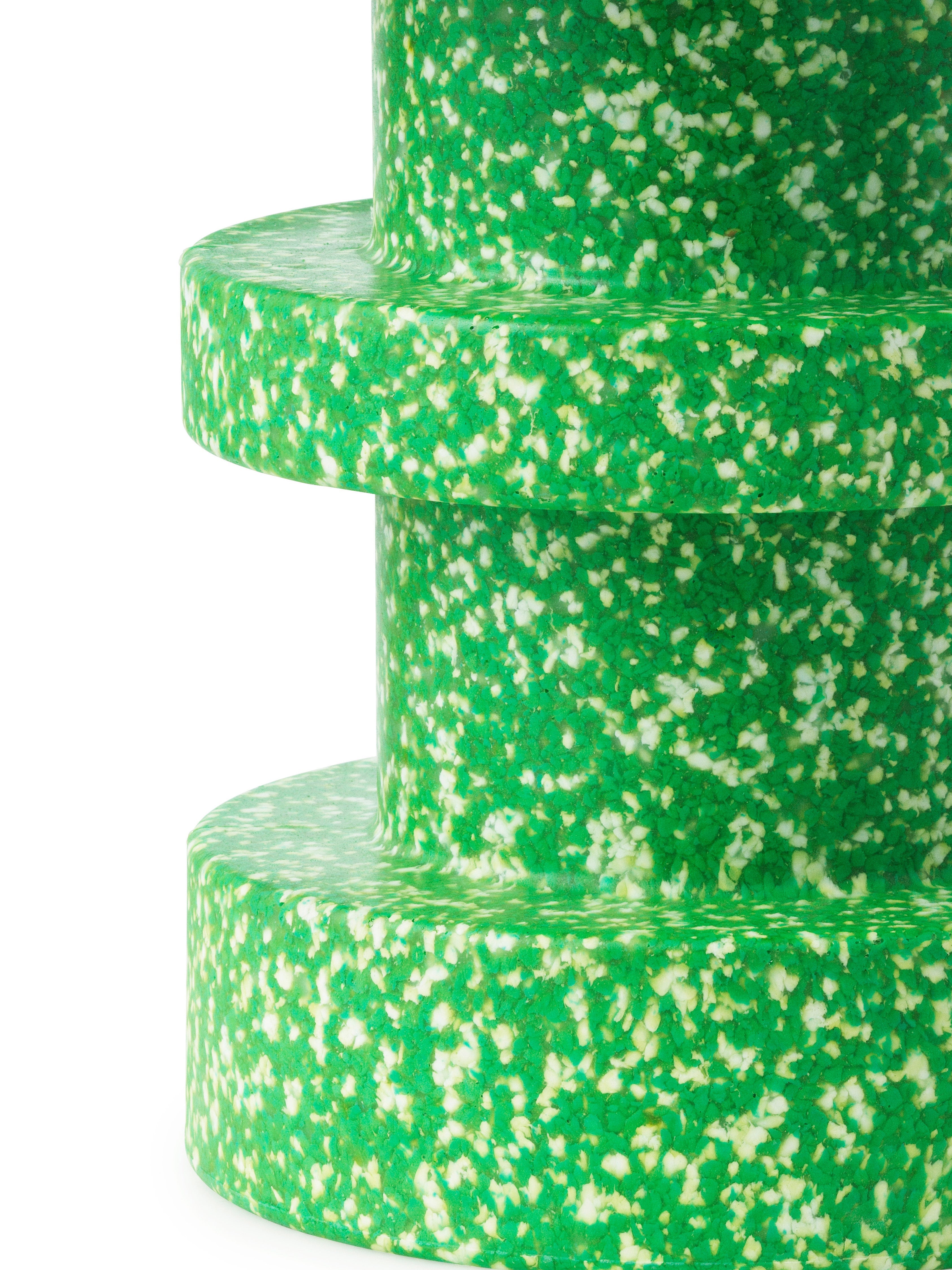 Stolik boczny BIT STACK zielony do salonu – Normann Copenhagen