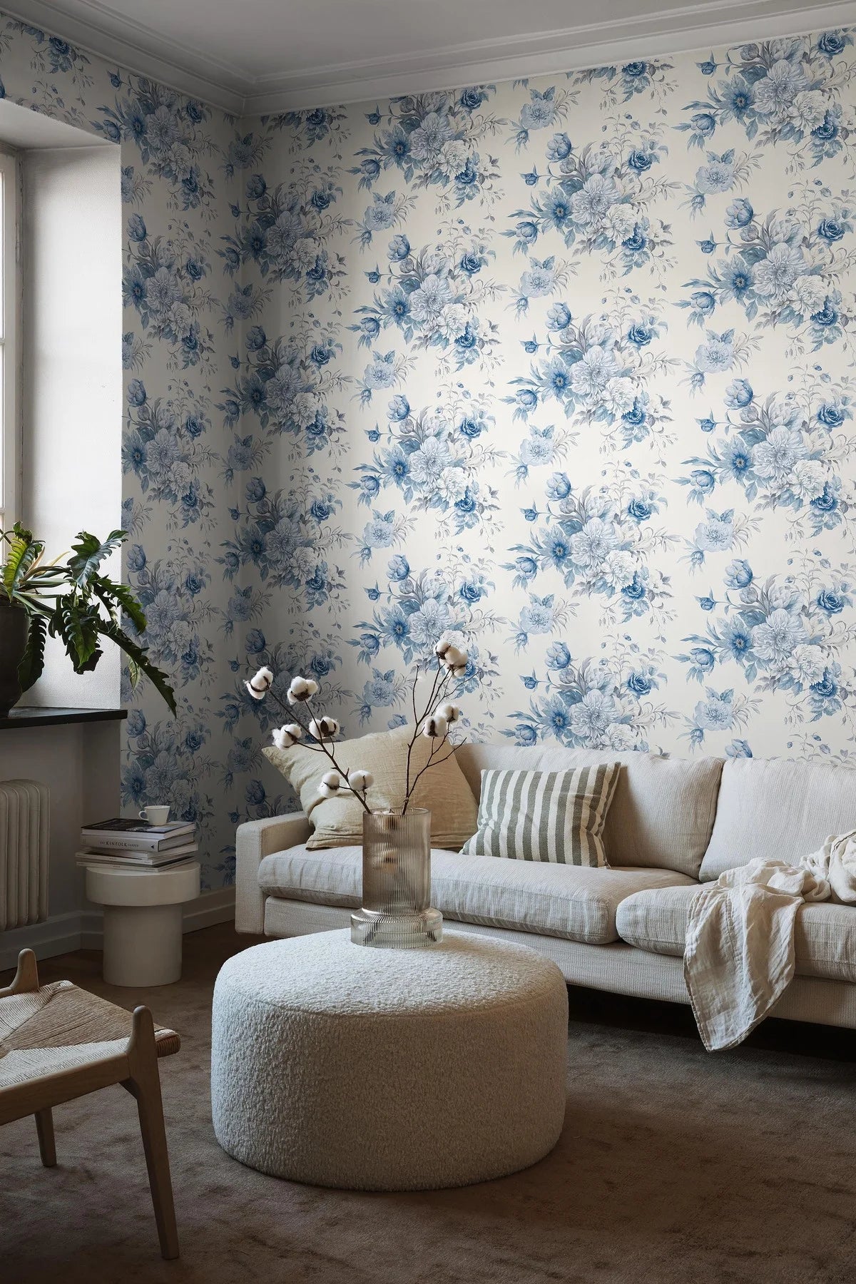 Non-woven paper wallpaper with a floral pattern FLORAL CHARM warm white with blue
