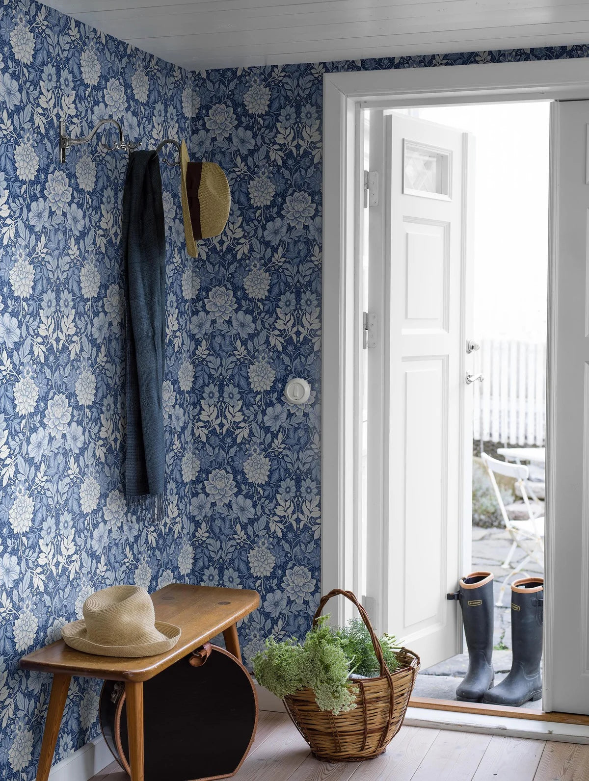 Vliesbehang met plantenpatroon DAHLIA GARDEN blauw met wit