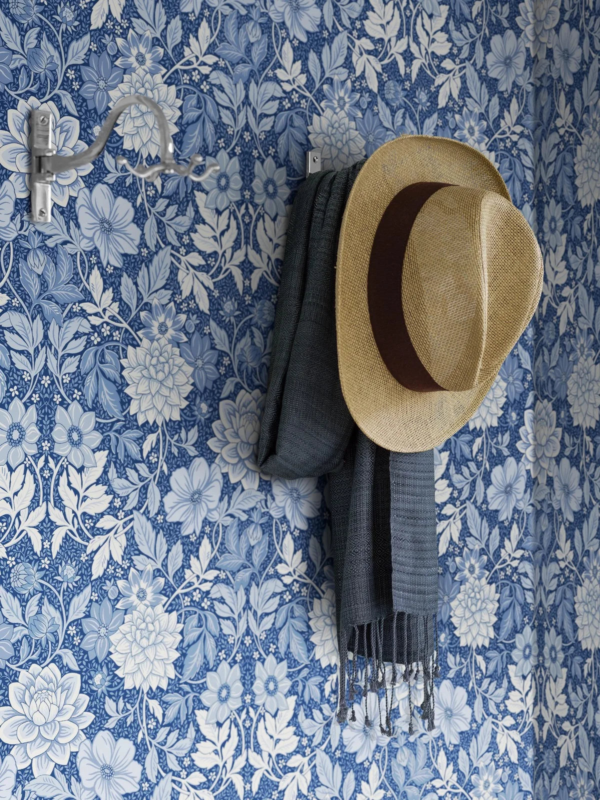 Vliesbehang met plantenpatroon DAHLIA GARDEN blauw met wit