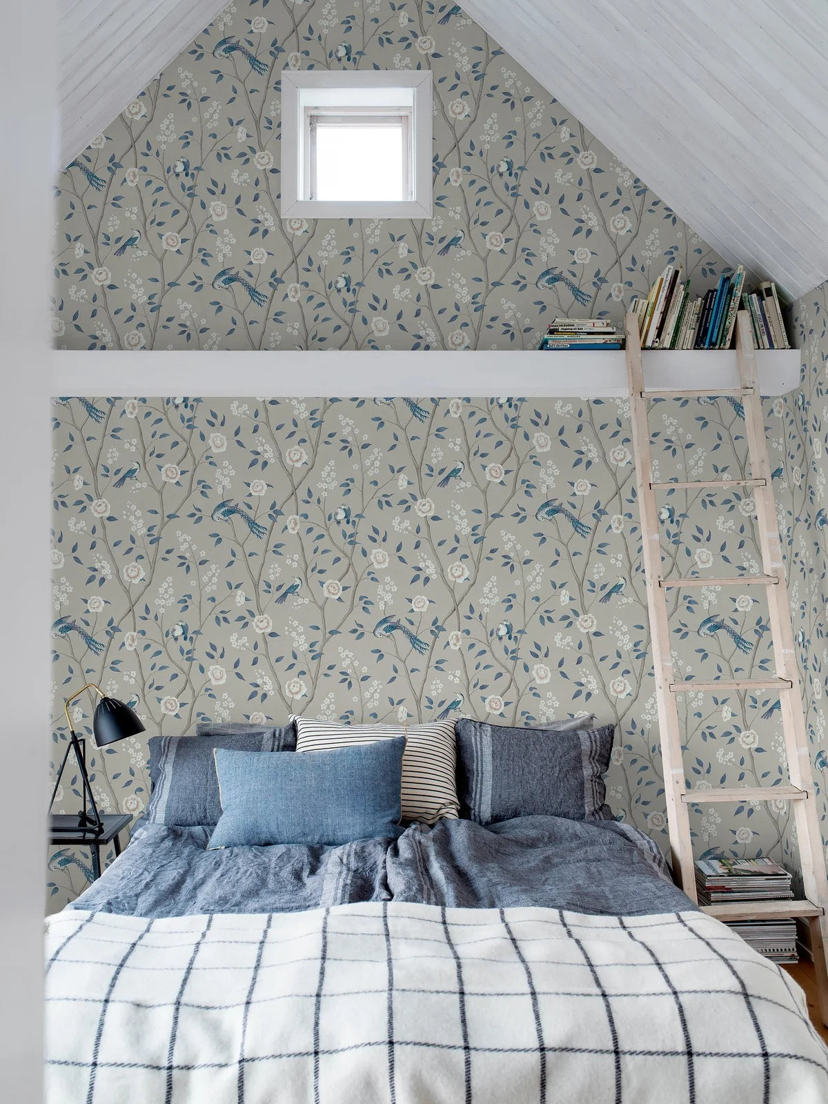 Vliesbehang met plantenmotief PARADISE BIRDS donkerbeige met blauw