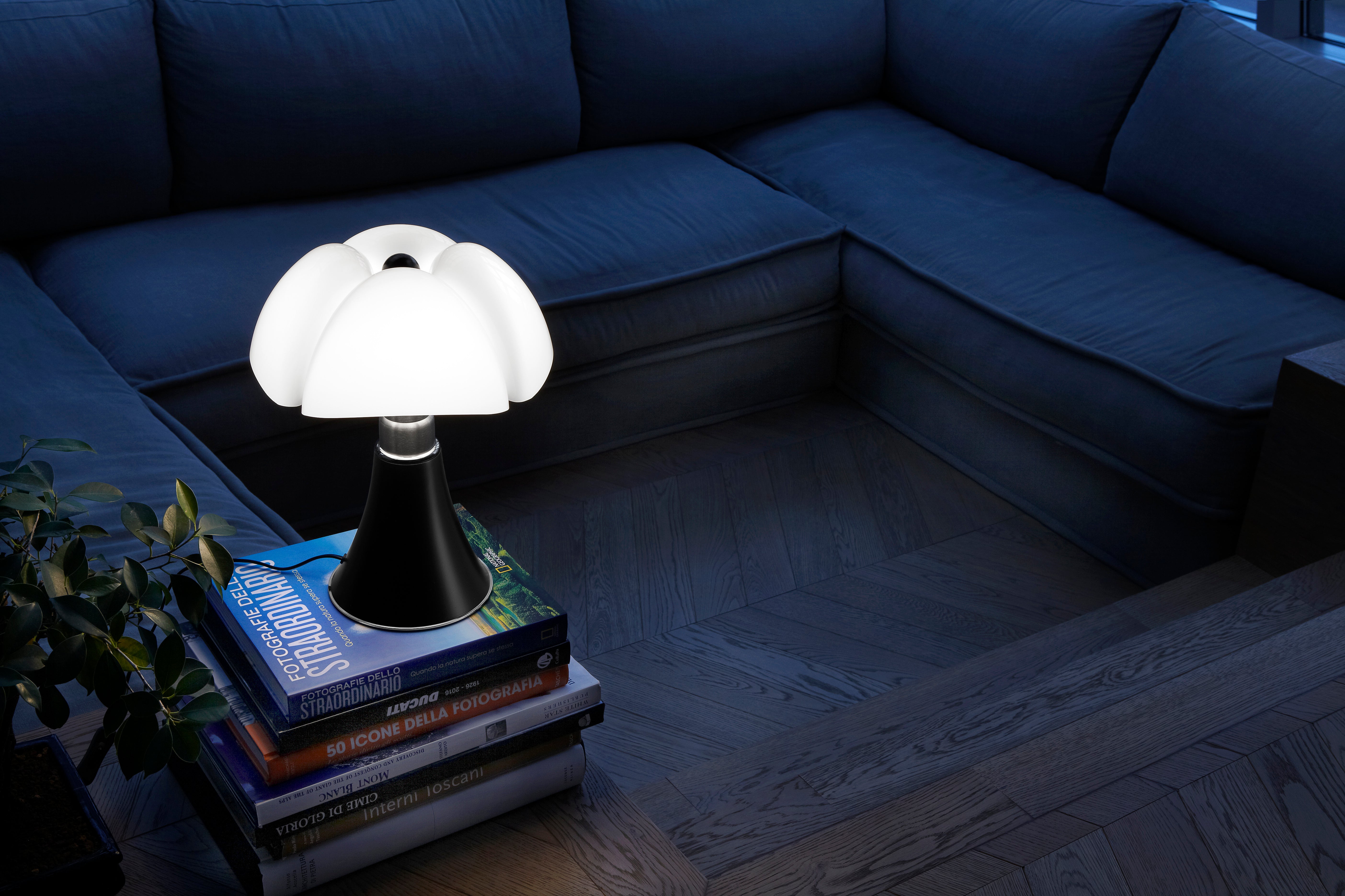 Tafellamp MINIPIPISTRELLO met opaal glazen kap en matte bronzen voet