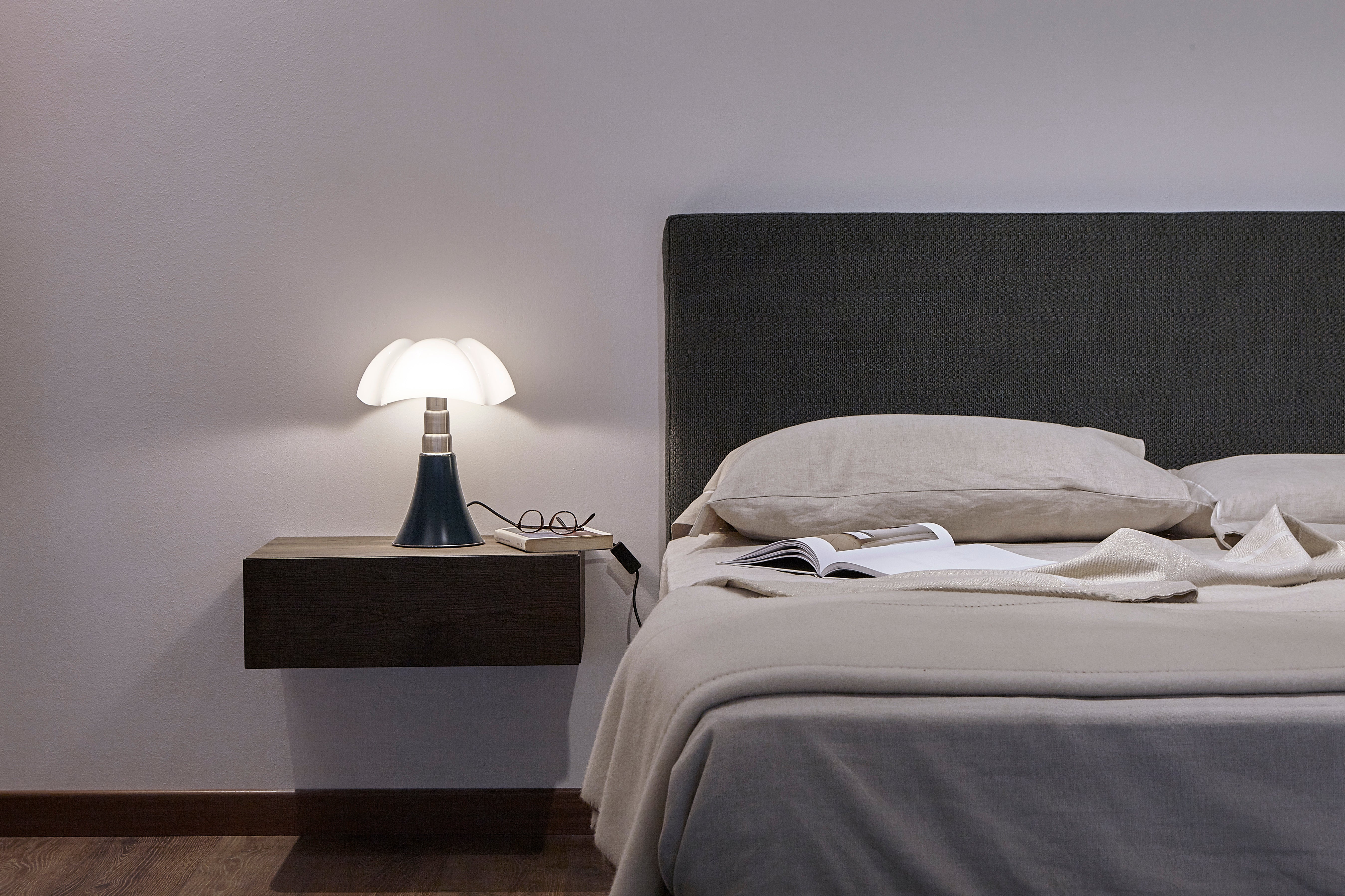 Tischlampe MINIPIPISTRELLO mit opalinem Schirm und dunkelgrünem Fuß