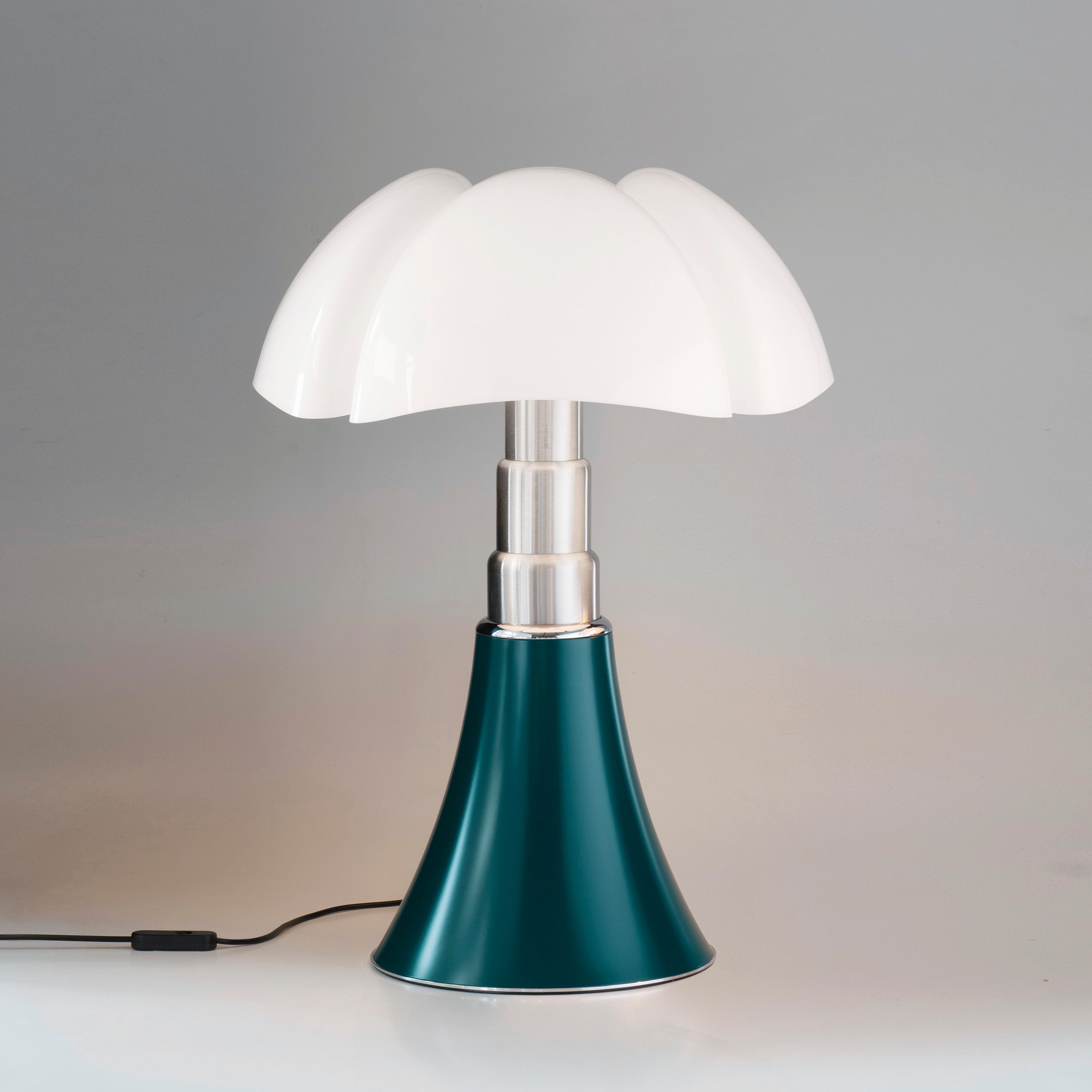 Tafellamp PIPISTRELLO MEDIUM met opaal glazen kap en een donkergroene voet