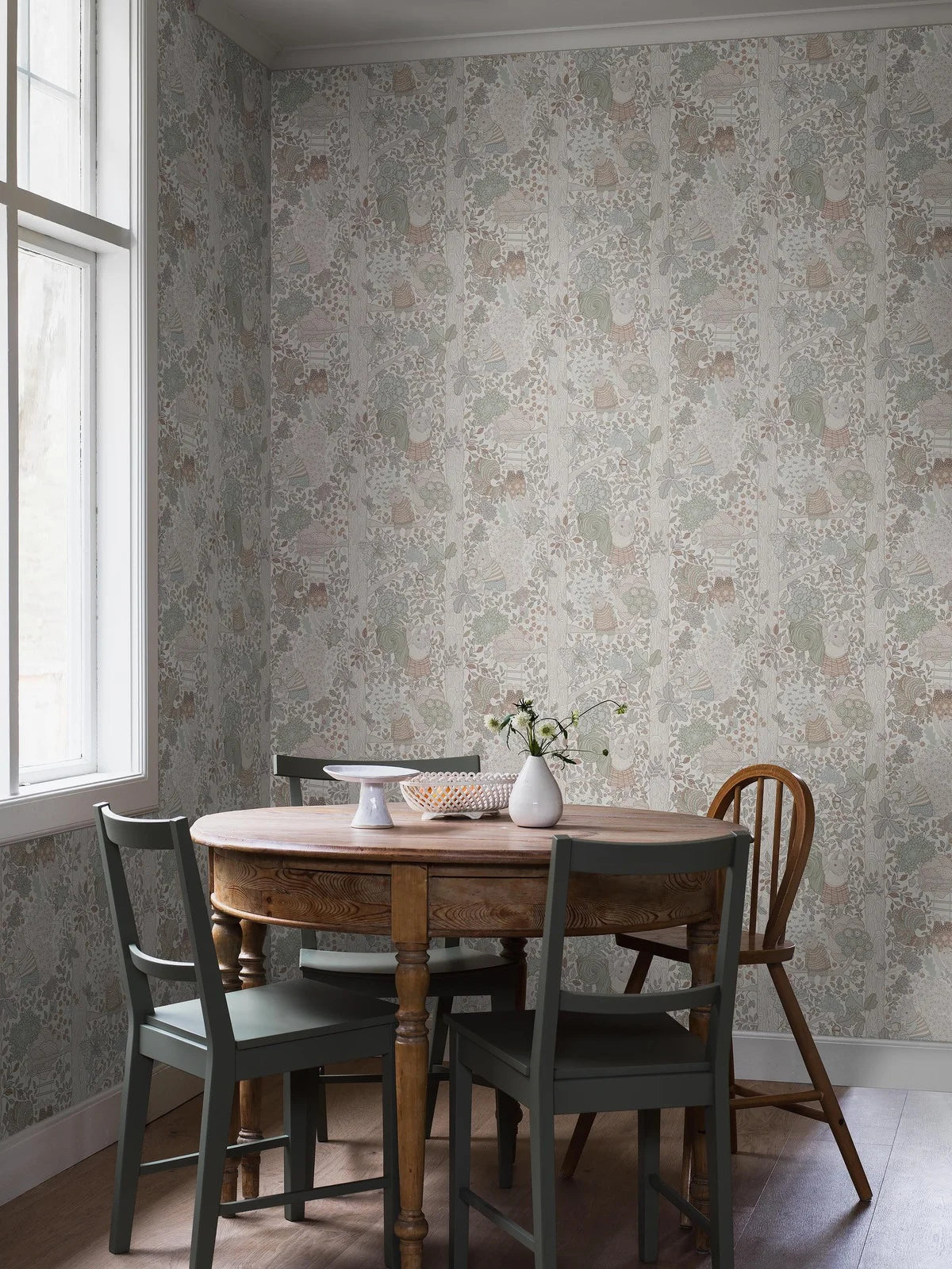 Kinder-Tapete mit dem Motiv eines Märchenwaldes CHARLIE creme mit grün