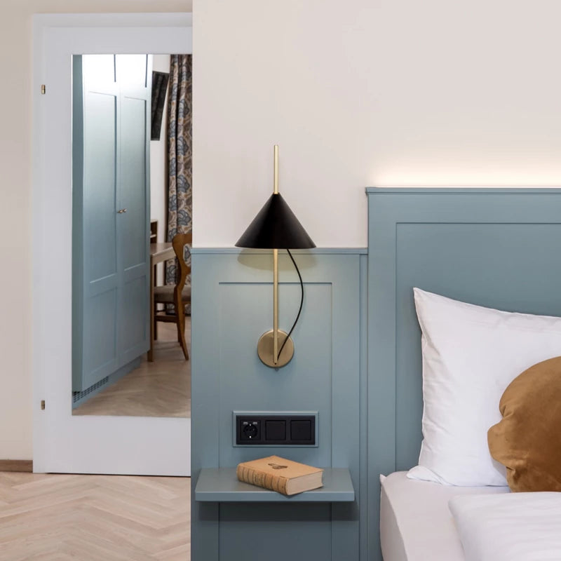 Wandleuchte YUH schwarz mit messingfarbenem Sockel