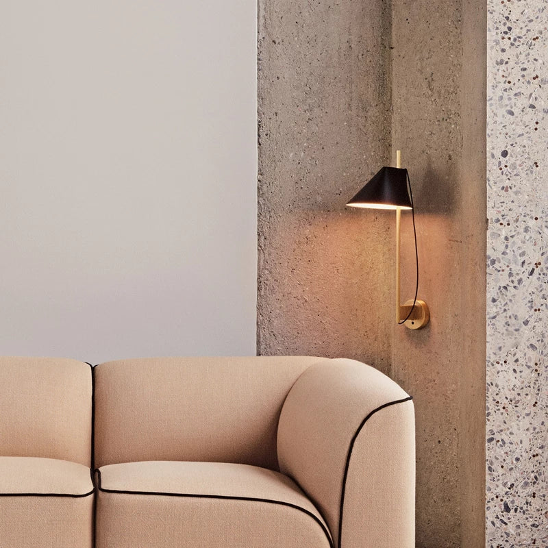 Wandleuchte YUH schwarz mit messingfarbenem Sockel