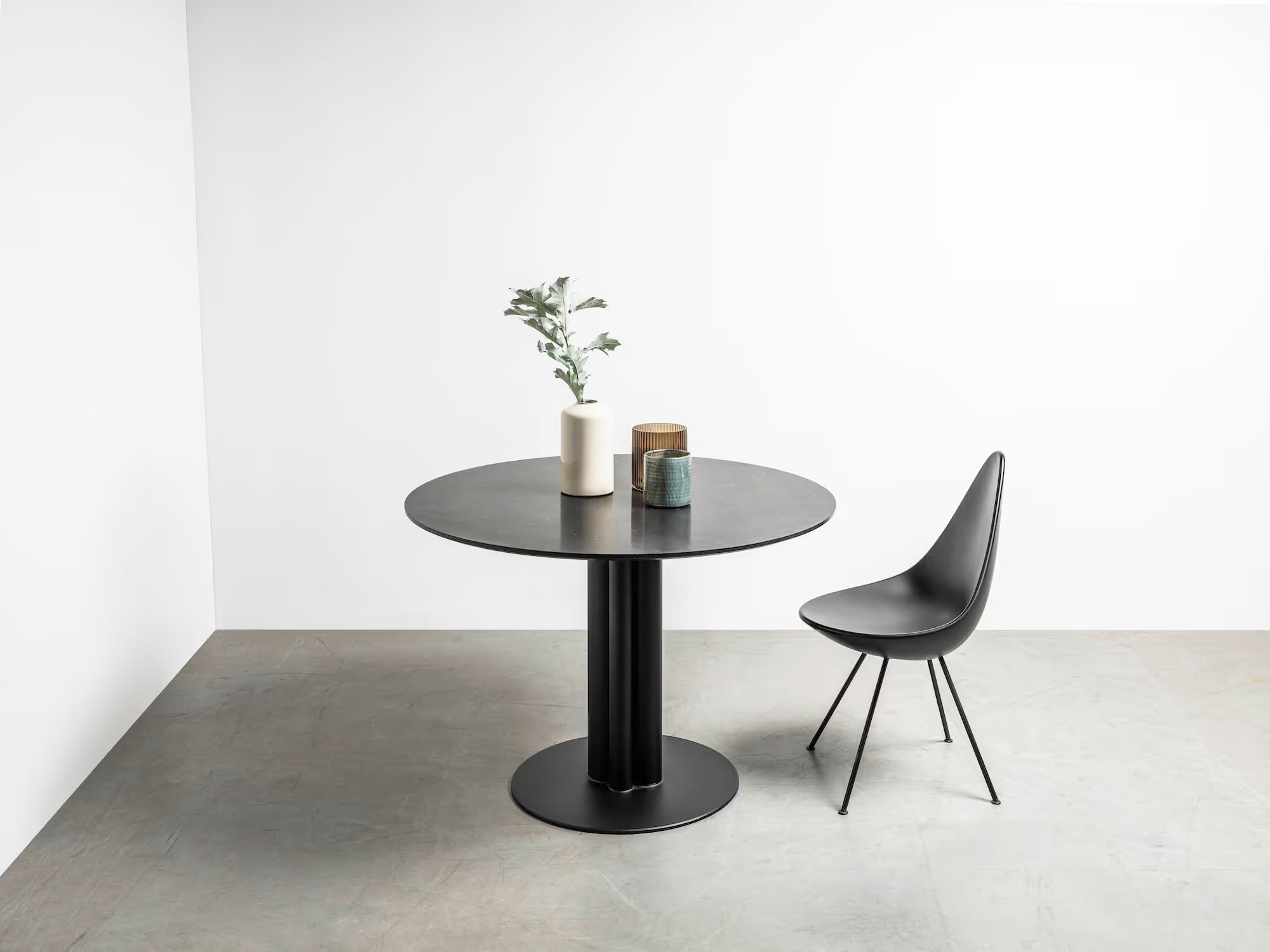Ronde tafel MOON met geborsteld marmeren blad en zwarte stalen basis