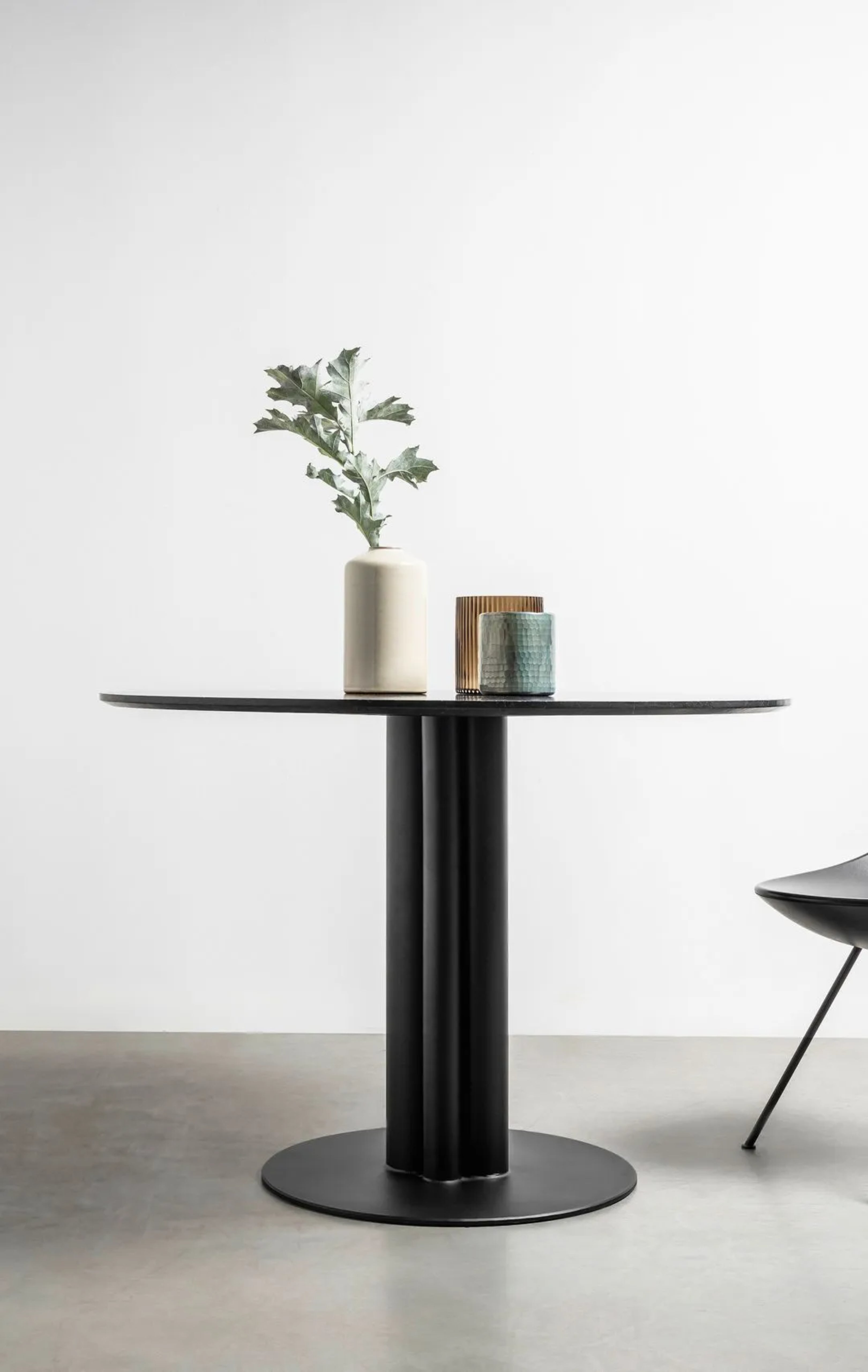 Ronde tafel MOON met geborsteld marmeren blad en zwarte stalen basis