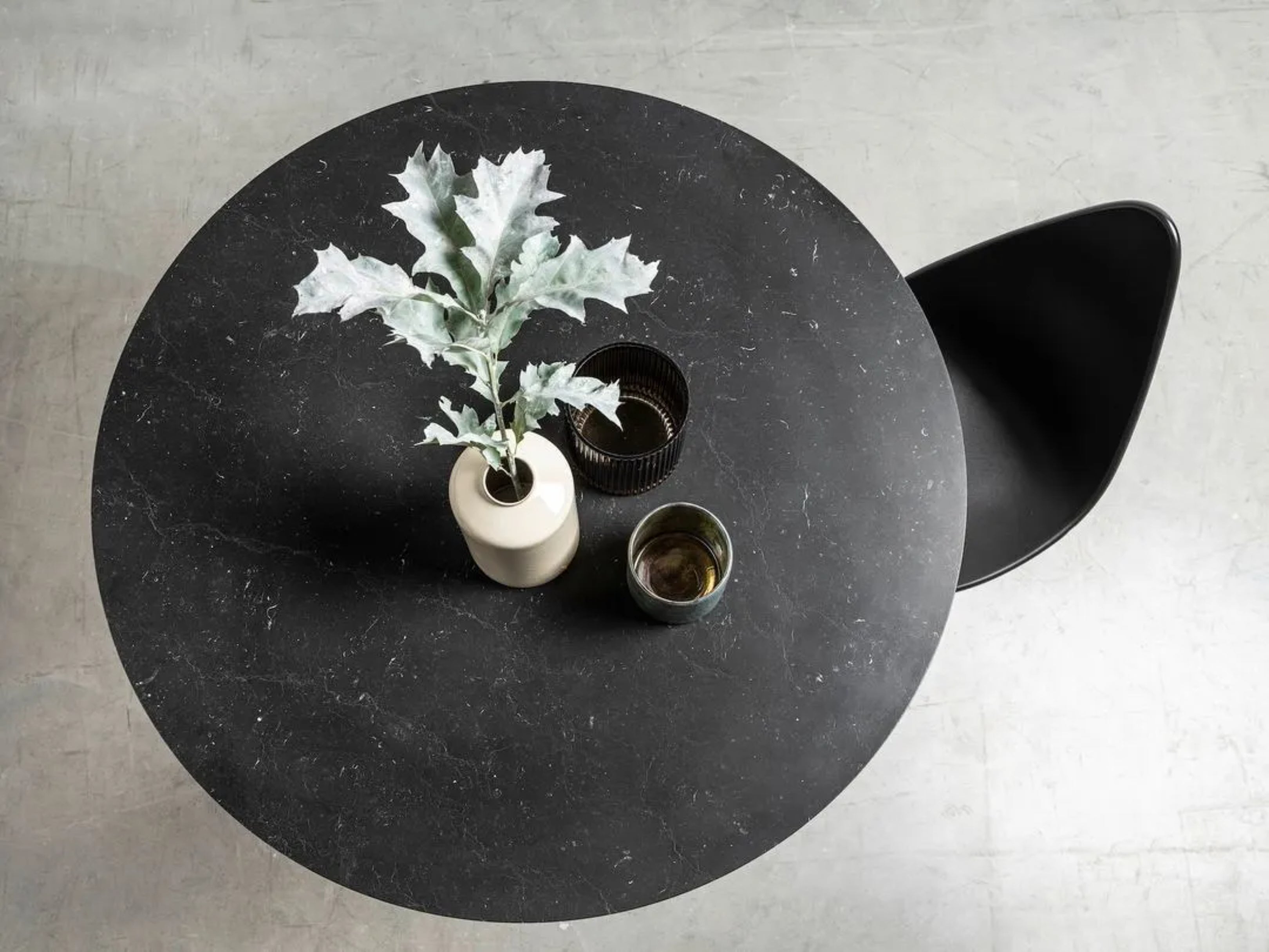 Ronde tafel MOON met geborsteld marmeren blad en zwarte stalen basis