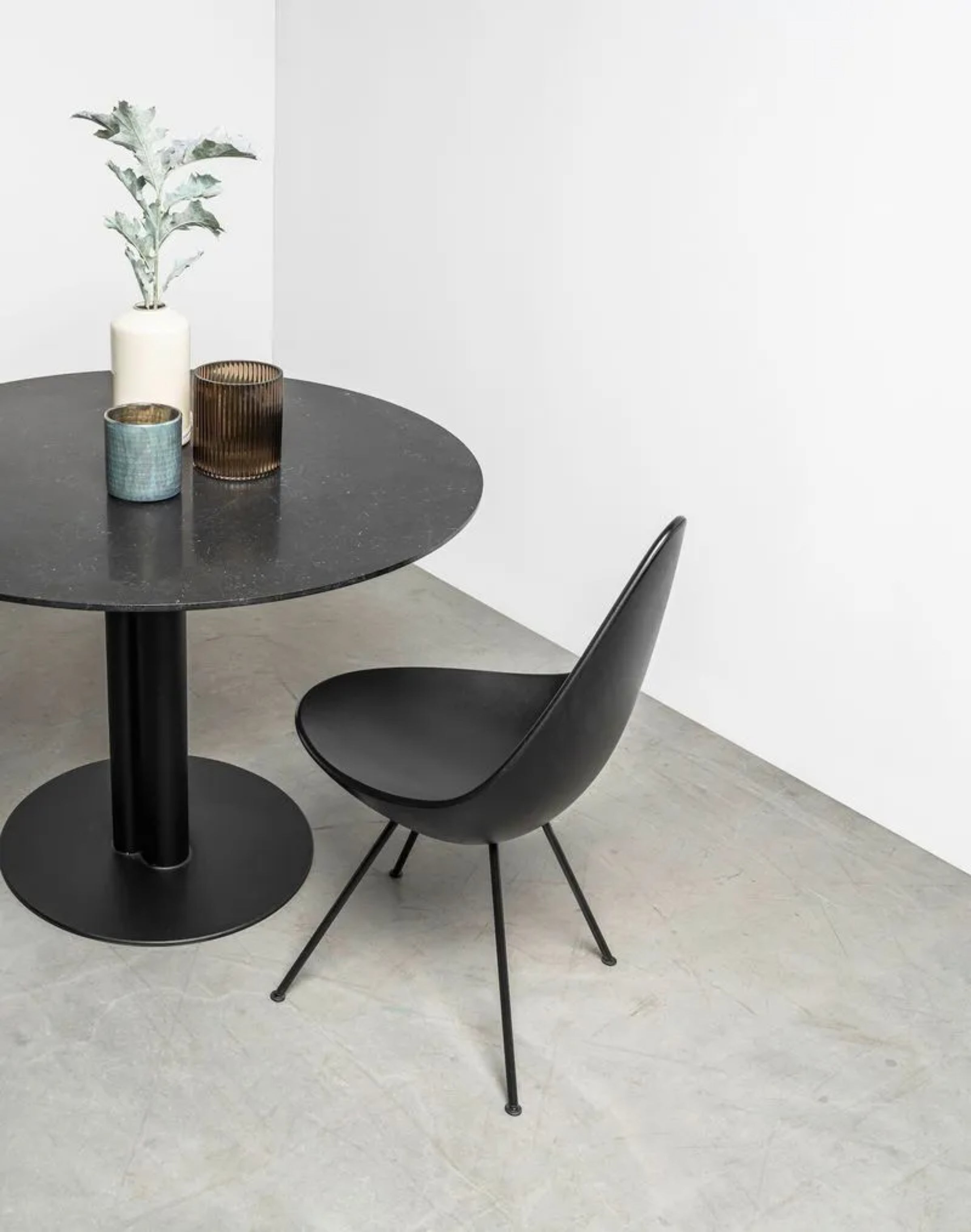 Ronde tafel MOON met geborsteld marmeren blad en zwarte stalen basis