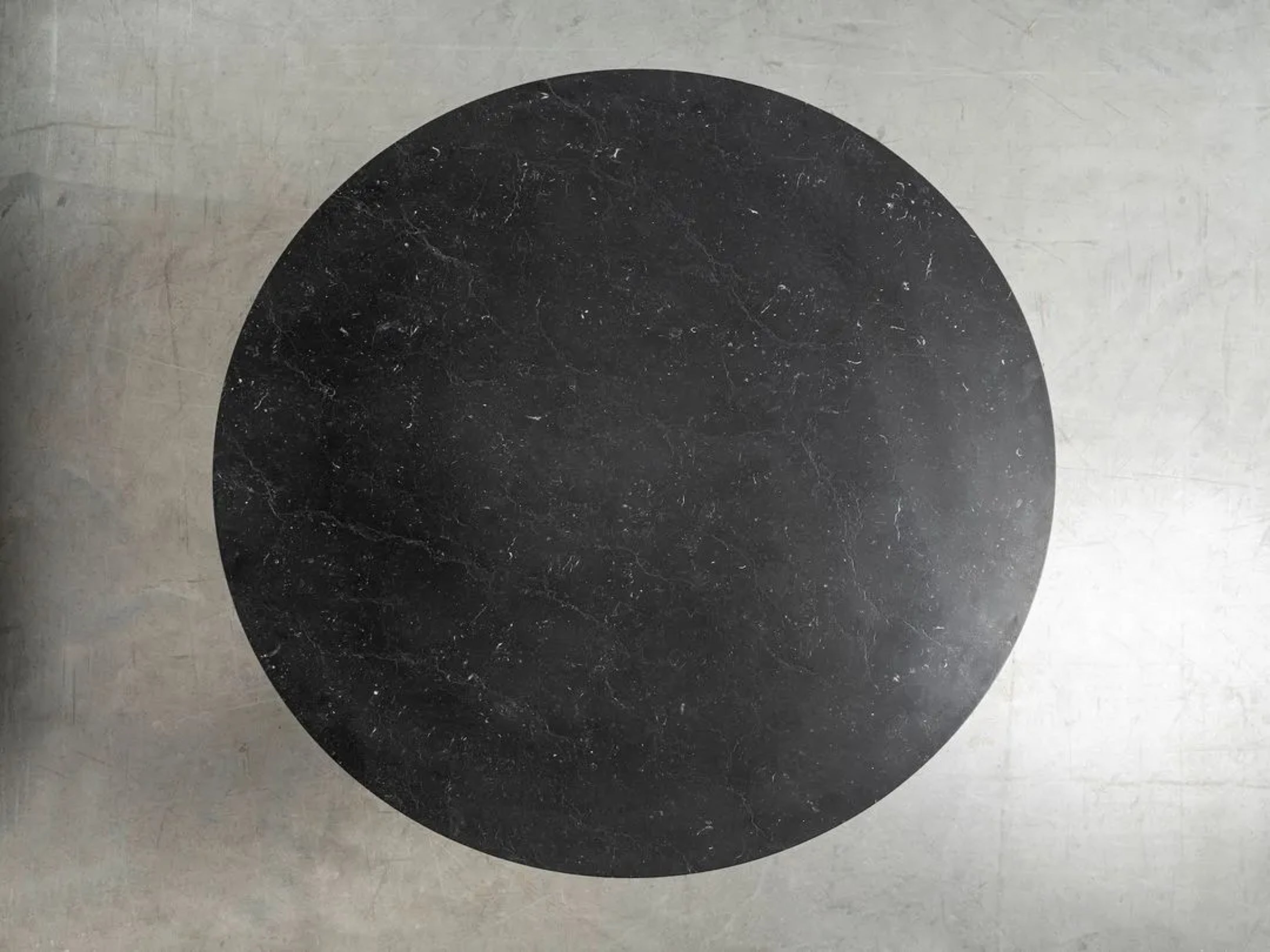 Ronde tafel MOON met geborsteld marmeren blad en zwarte stalen basis