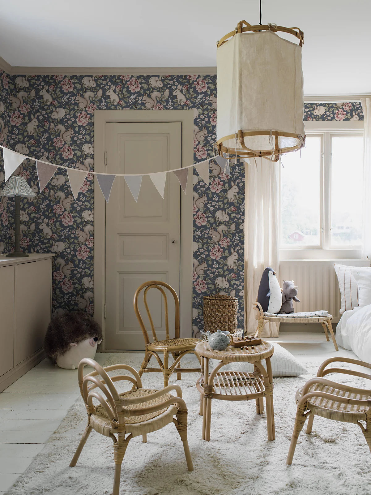 Tapete für Kinder mit pflanzlichem und tierischem Motiv MAGIC FOREST in Marineblau