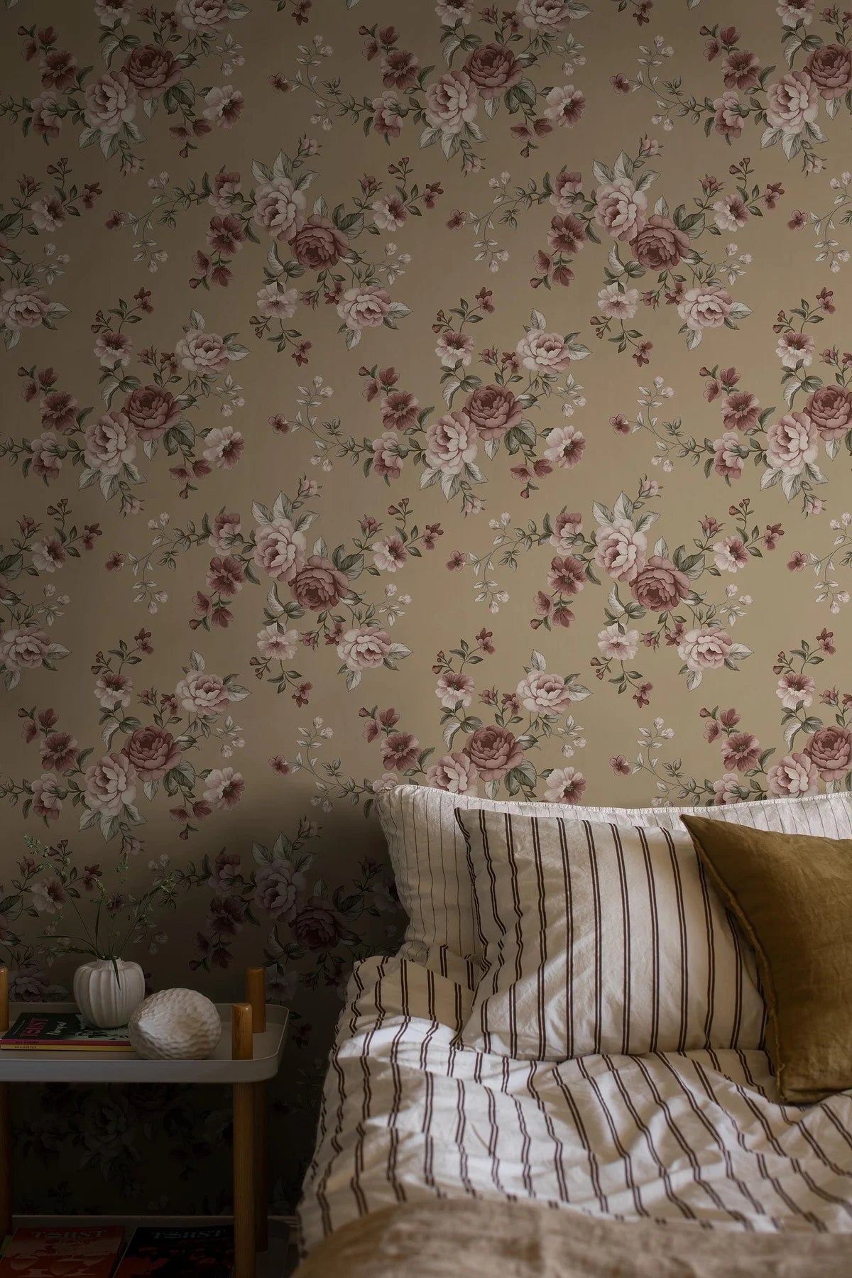 Tapete mit pflanzlichem Blumenmotiv NOMI braun