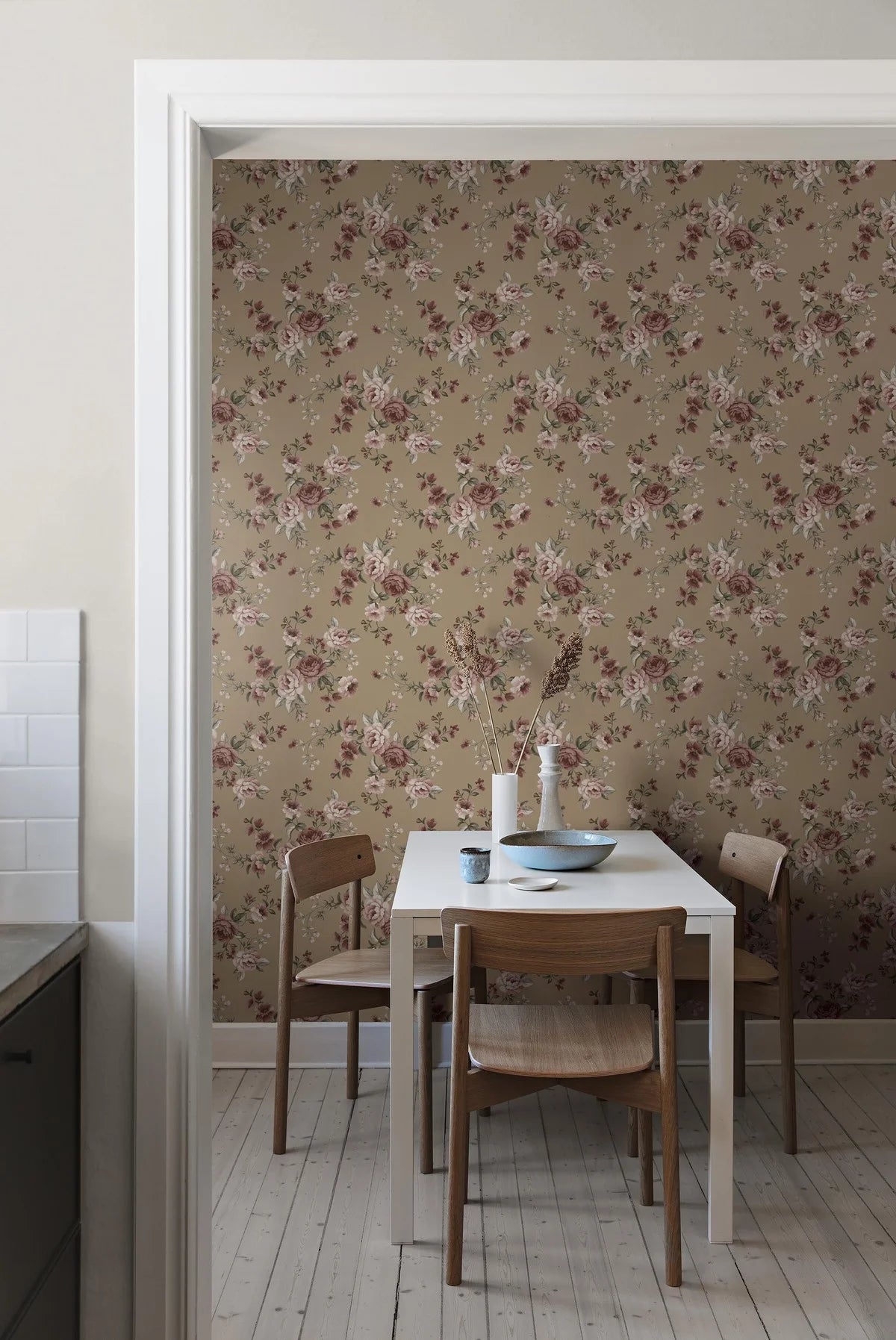 Tapete mit pflanzlichem Blumenmotiv NOMI braun