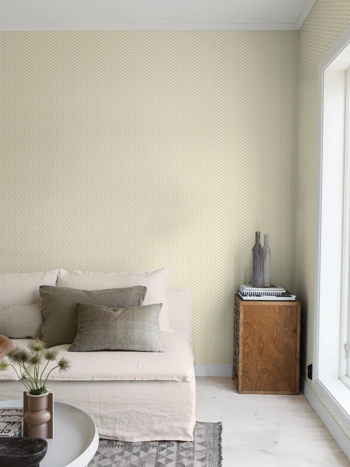 Tapete mit Pflanzenmotiv LILLA LYCKAN in Weiß mit Gelb