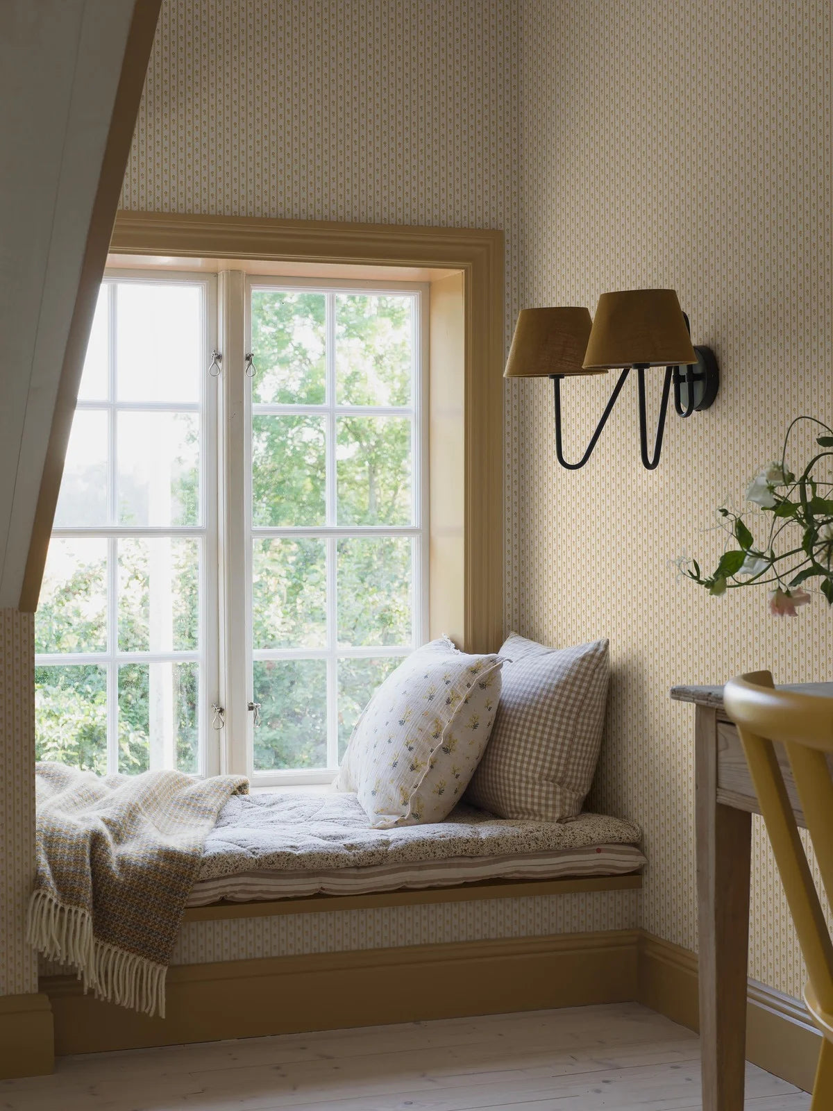 Tapete mit Pflanzenmotiv LILLA LYCKAN in Weiß mit Gelb