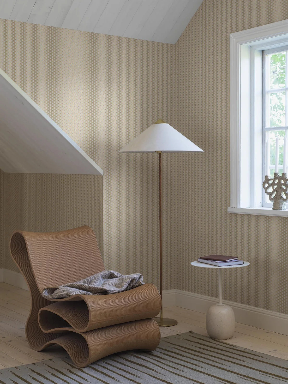 Tapete mit Pflanzenmotiv LILLA LYCKAN in Weiß mit Gelb