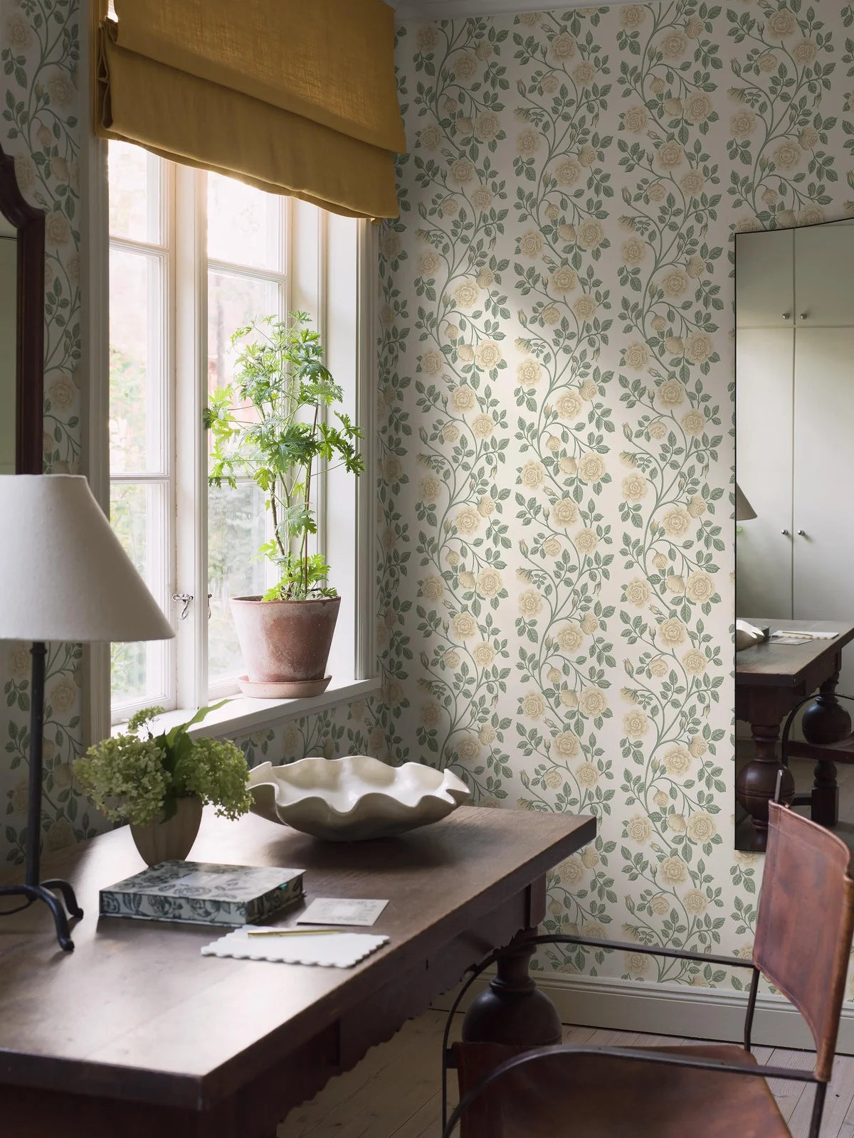 Witte ELSA behang met bloemenmotief in geel