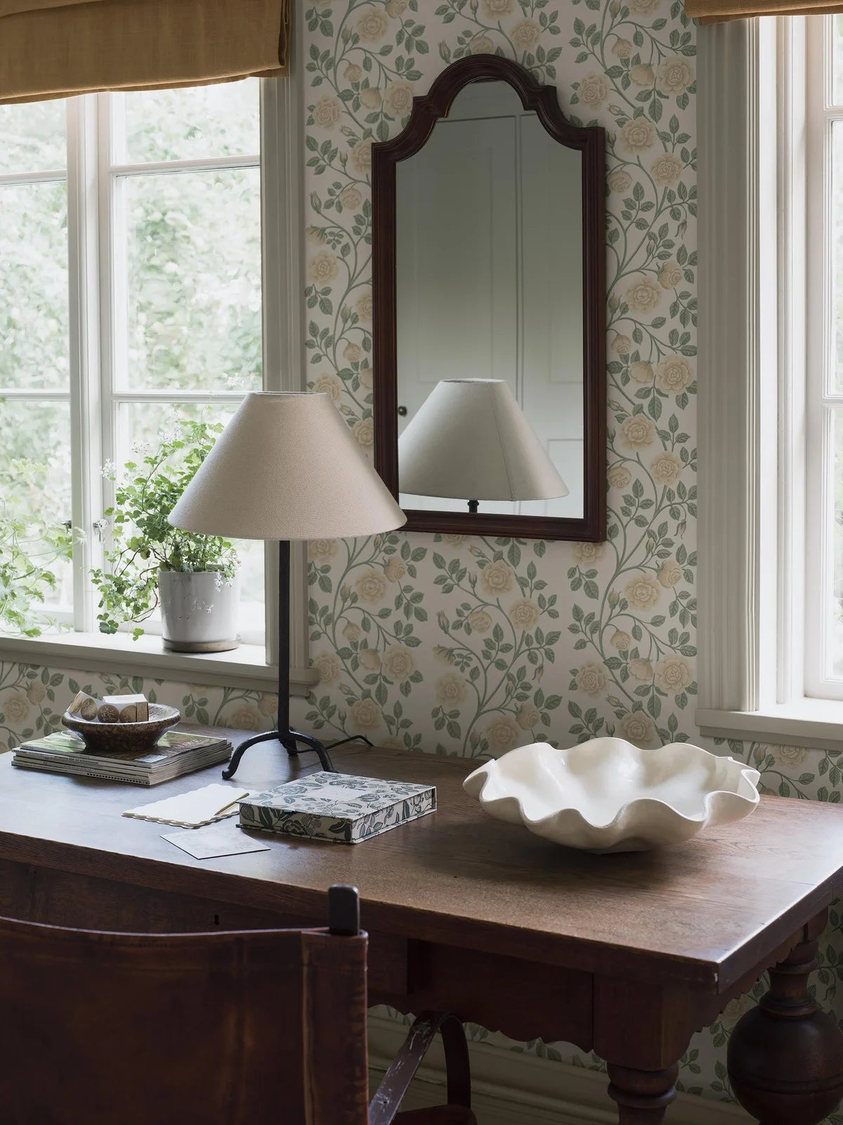 Witte ELSA behang met bloemenmotief in geel