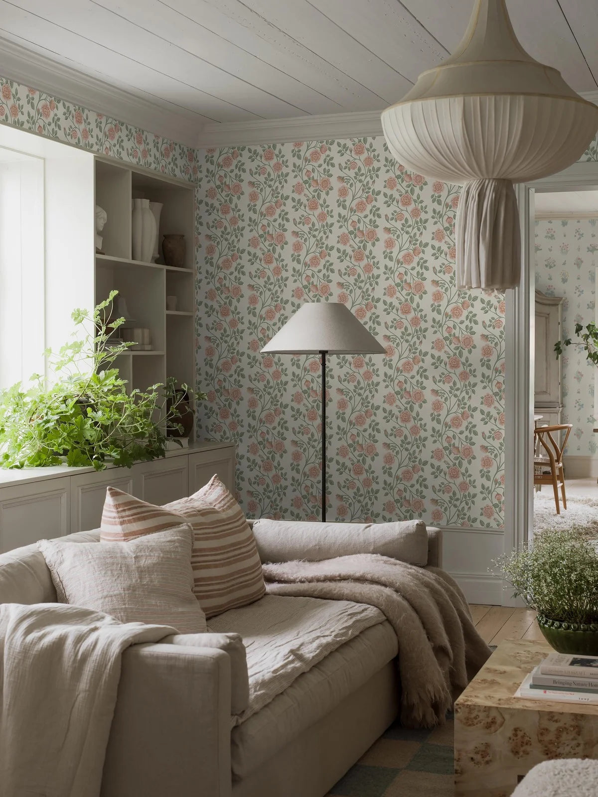 Beige ELSA bloemenmotief behang met roze