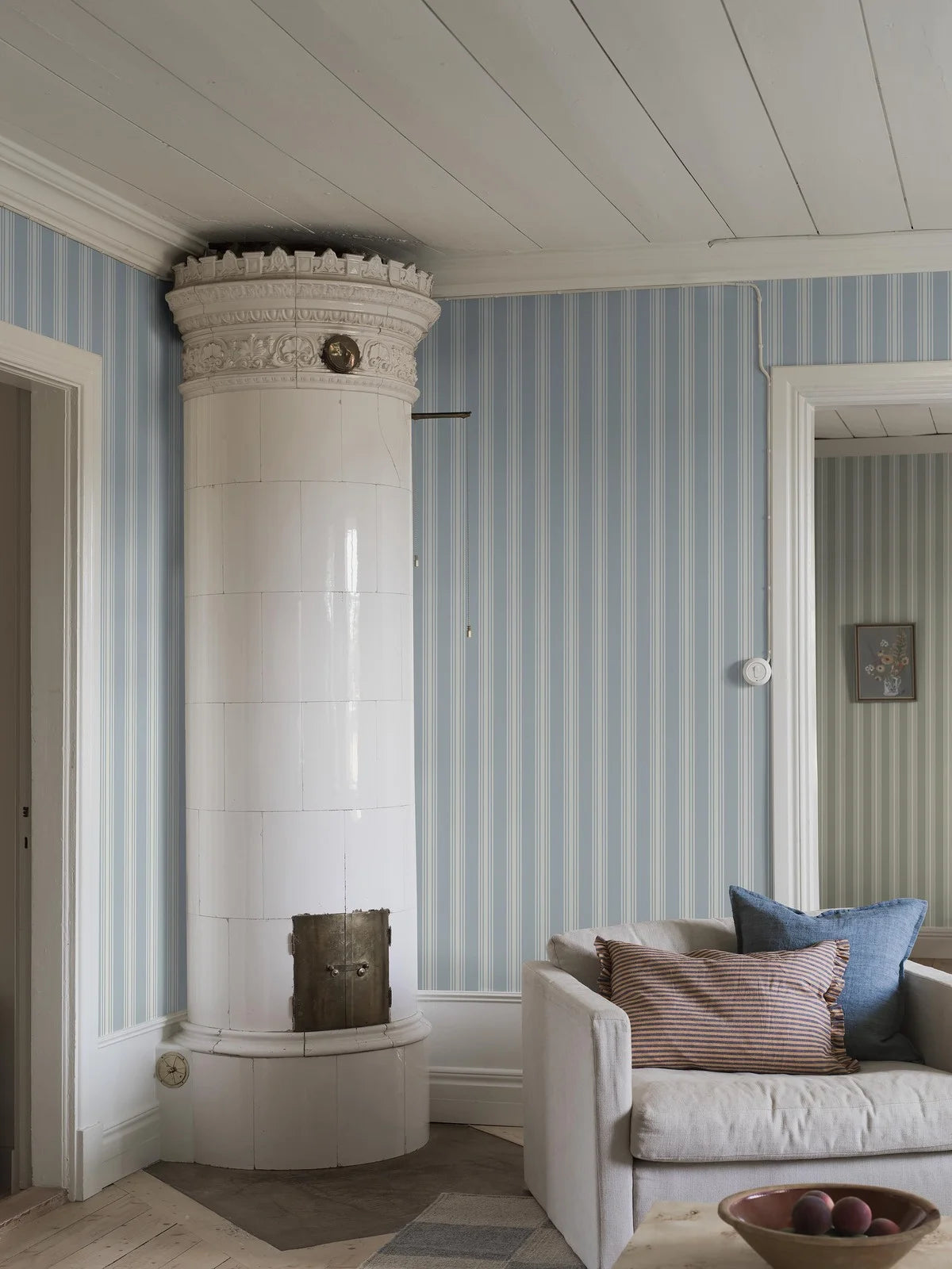 Gestreepte behang GUNNEBO lichtblauw met wit