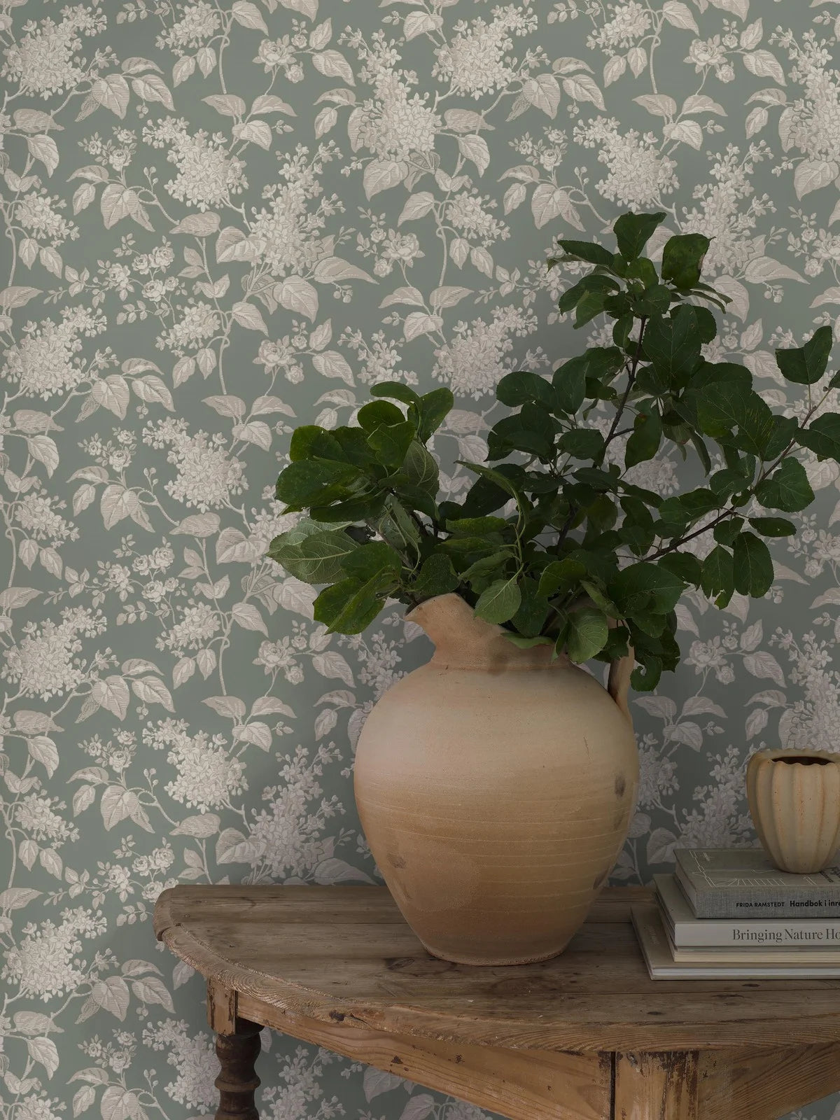 Green floral pattern wallpaper SYREN with beige